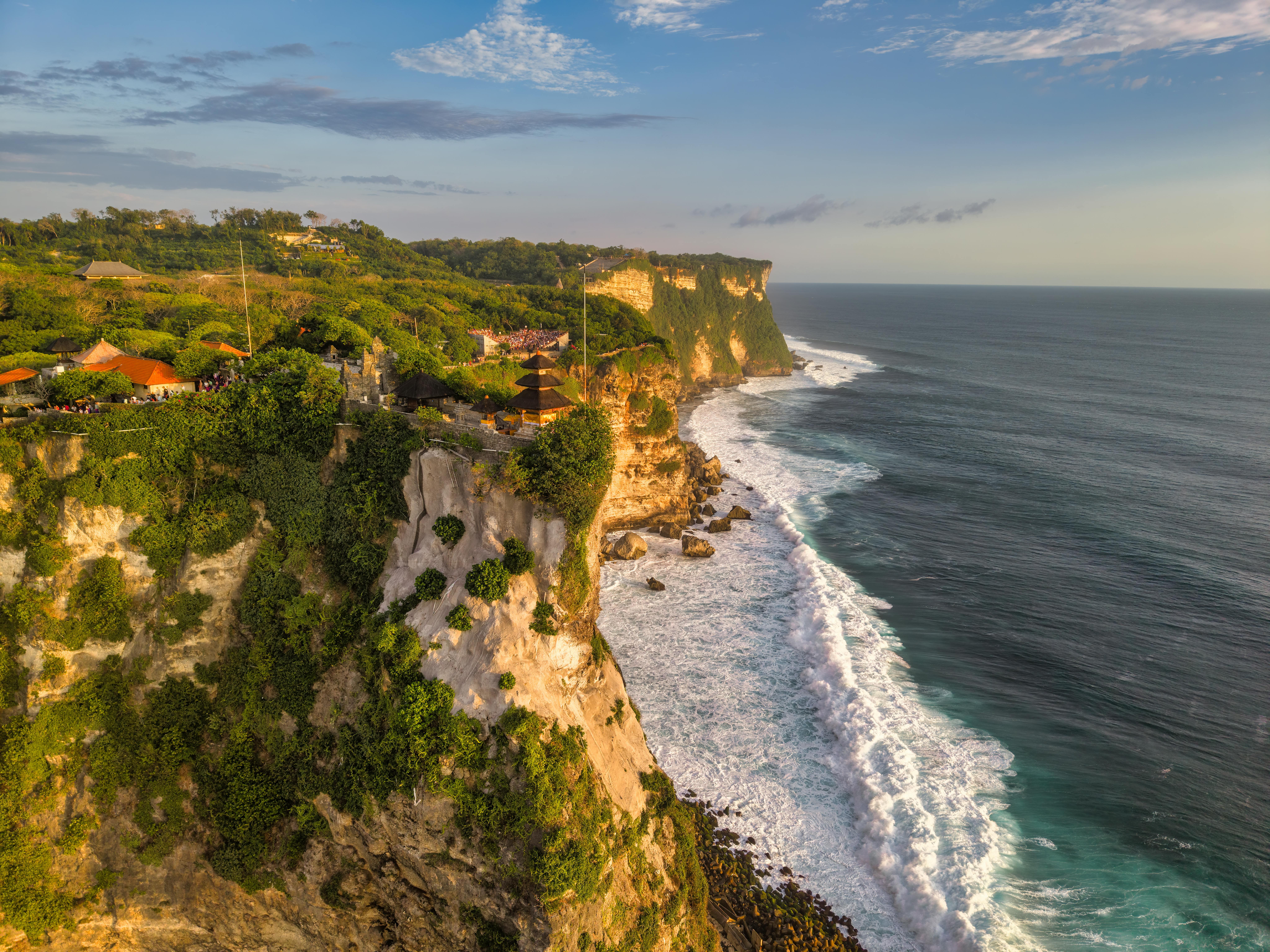 Gratuit Une vue à couper le souffle des falaises côtières d'Uluwatu à Bali au coucher du soleil, mettant en valeur la beauté de la nature. Photos