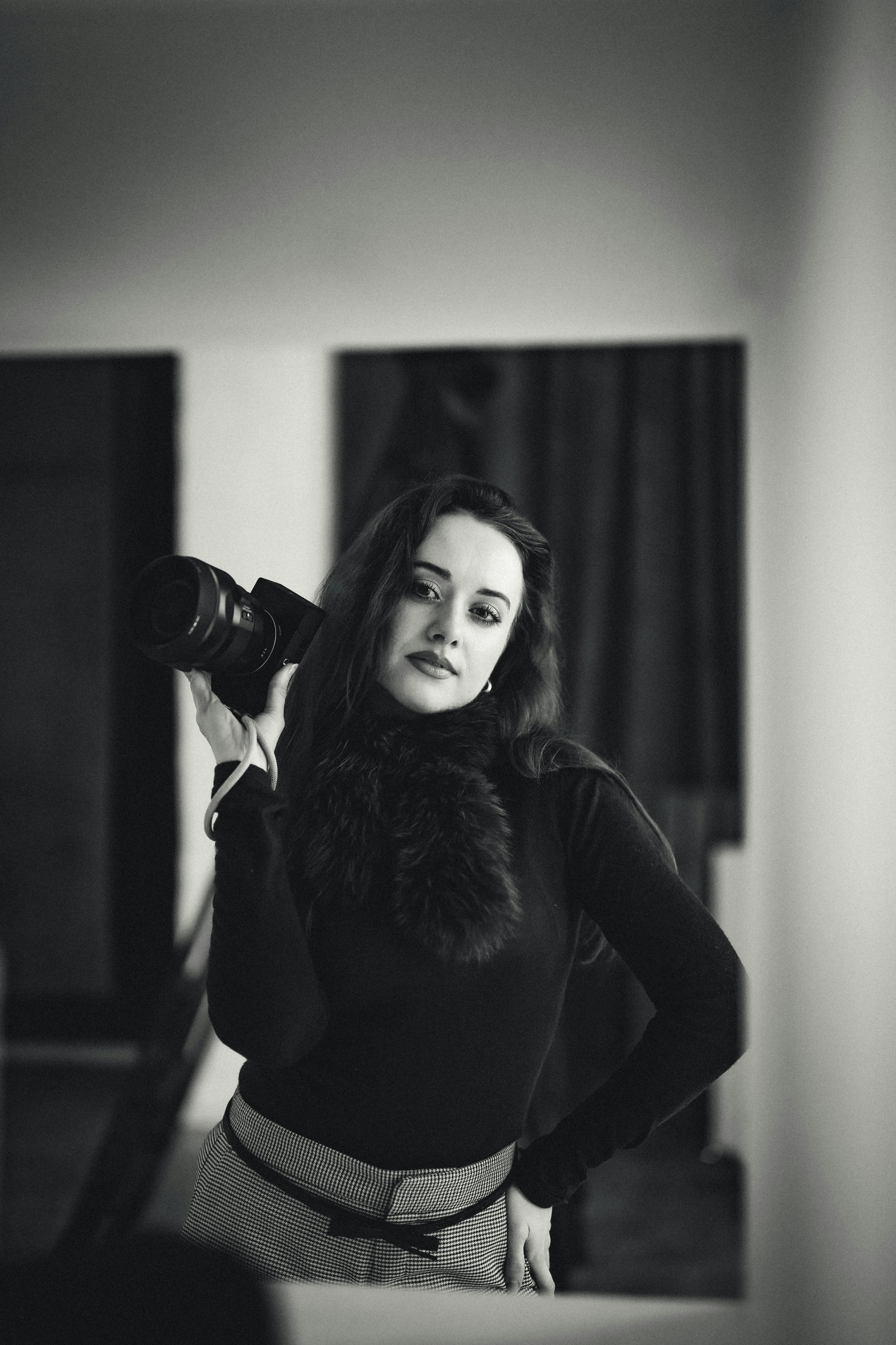 Miễn phí Ảnh chân dung đen trắng của một người phụ nữ thanh lịch đang tạo dáng chụp ảnh trong nhà. Ảnh lưu trữ