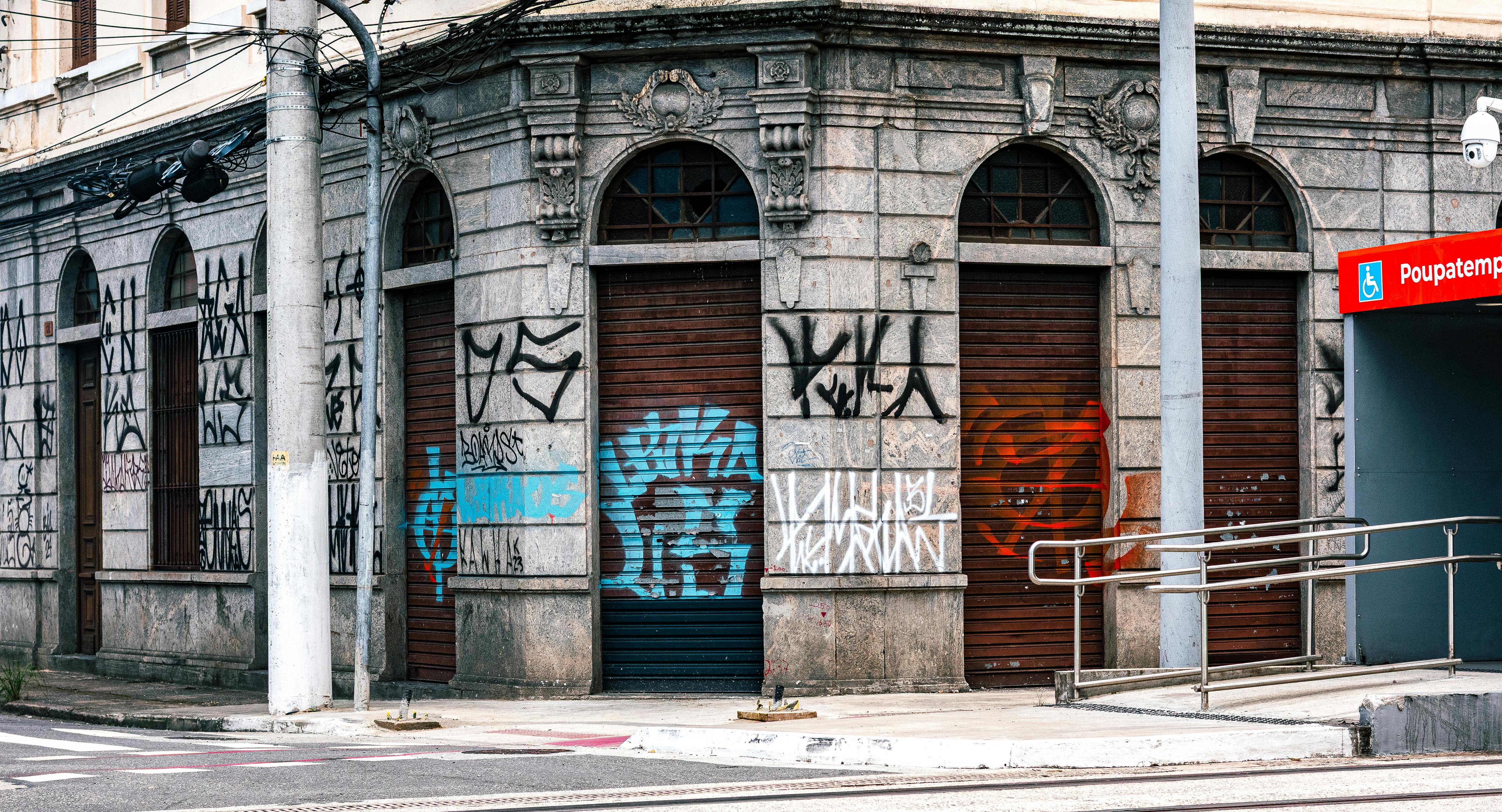 ฟรี ภาพกราฟฟิตี้ที่ปกคลุมอาคารหินเก่าแก่ในเมืองซานโตส ประเทศบราซิล แสดงให้เห็นถึงวัฒนธรรมศิลปะบนท้องถนนในเมือง คลังภาพถ่าย