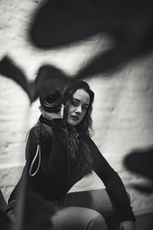 Free Captivating black and white portrait featuring a woman with a camera in Düsseldorf. Stock Photo