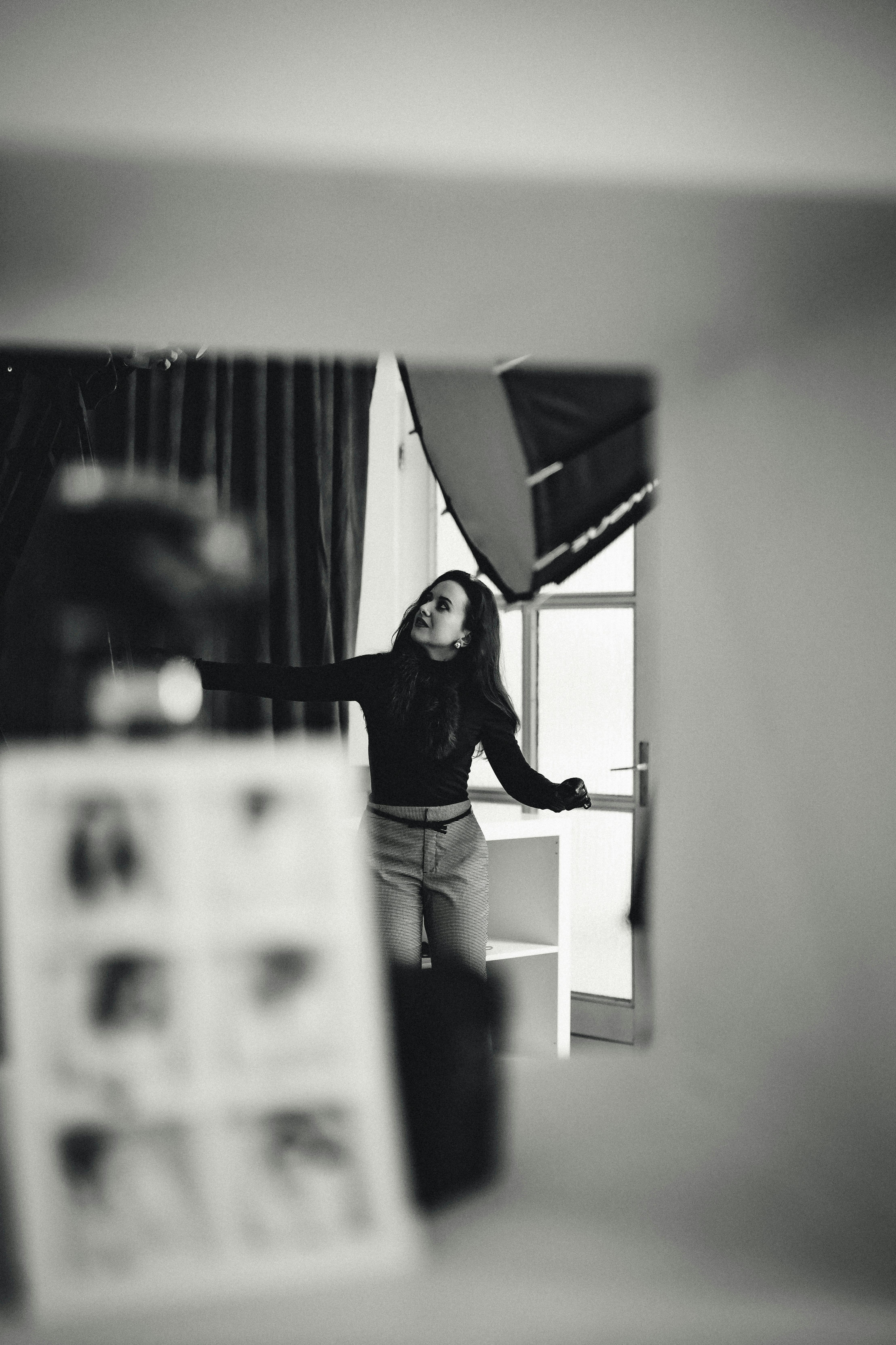 ingyenes Fekete-fehér portré egy nőről stúdiókörnyezetben, tükrözve a kreativitást. Stockfotó