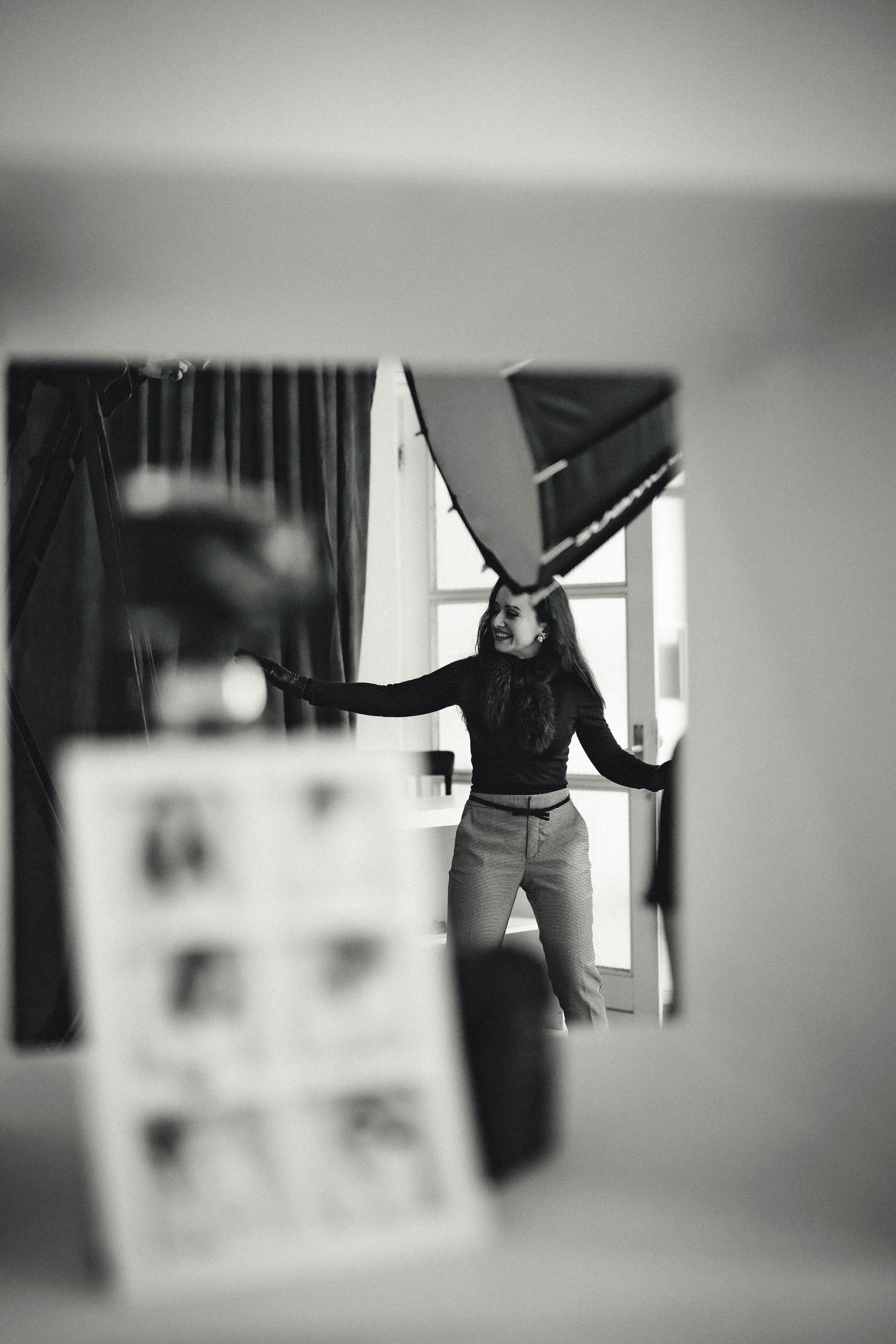 Zadarmo Elegantná čiernobiela fotografia ženy pózujúcej vo fotografickom štúdiu. Fotka z fotobanky