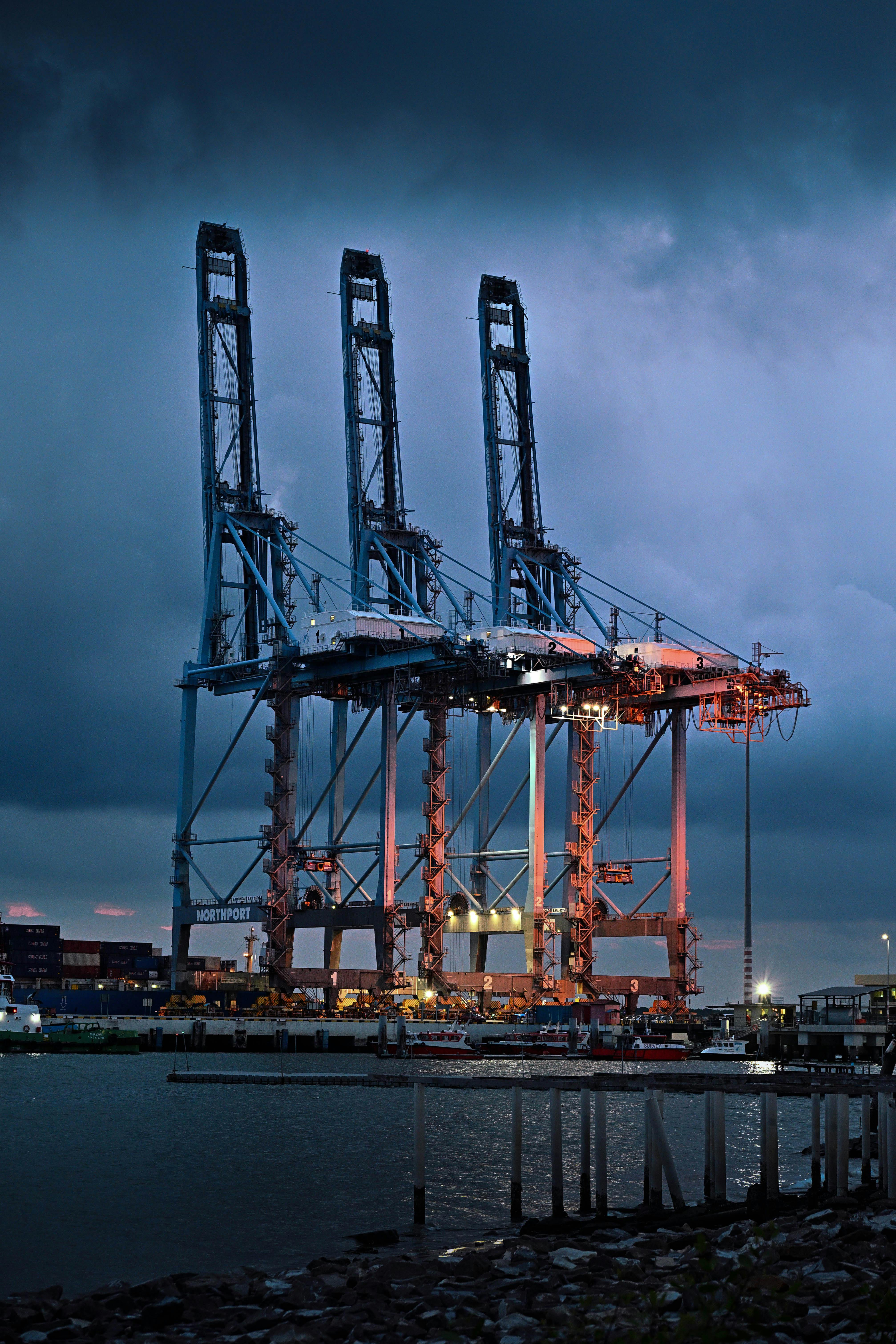 免費 馬來西亞巴生港，暮色降臨，燈光璀璨的船用起重機在壯麗的夜空下熠熠生輝。 圖庫相片