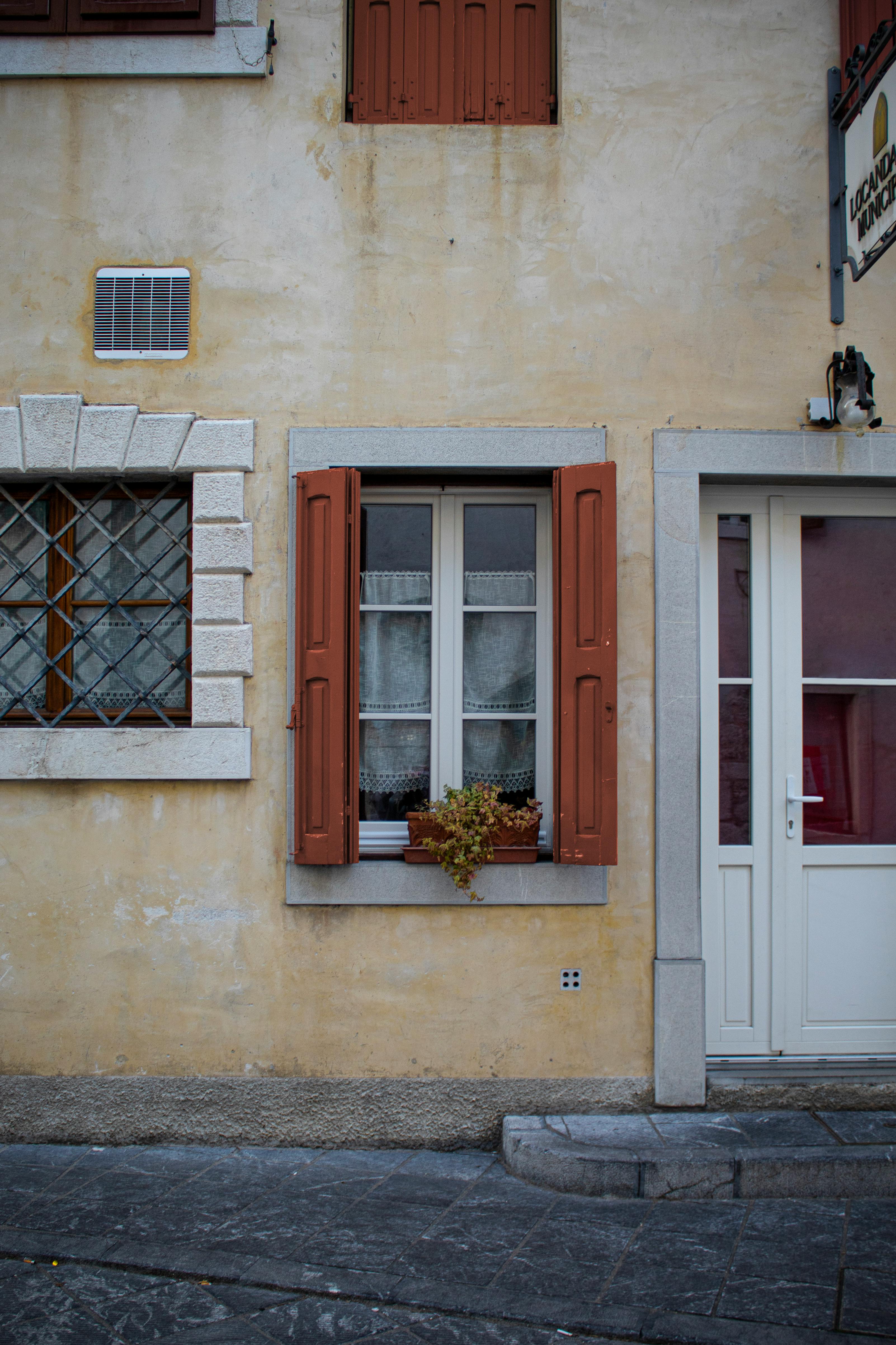 bezplatná Rustikální italská architektura s oknem s okenicemi ve Venzone v Itálii. Ideální pro cestování a architektonická témata. Základová fotografie