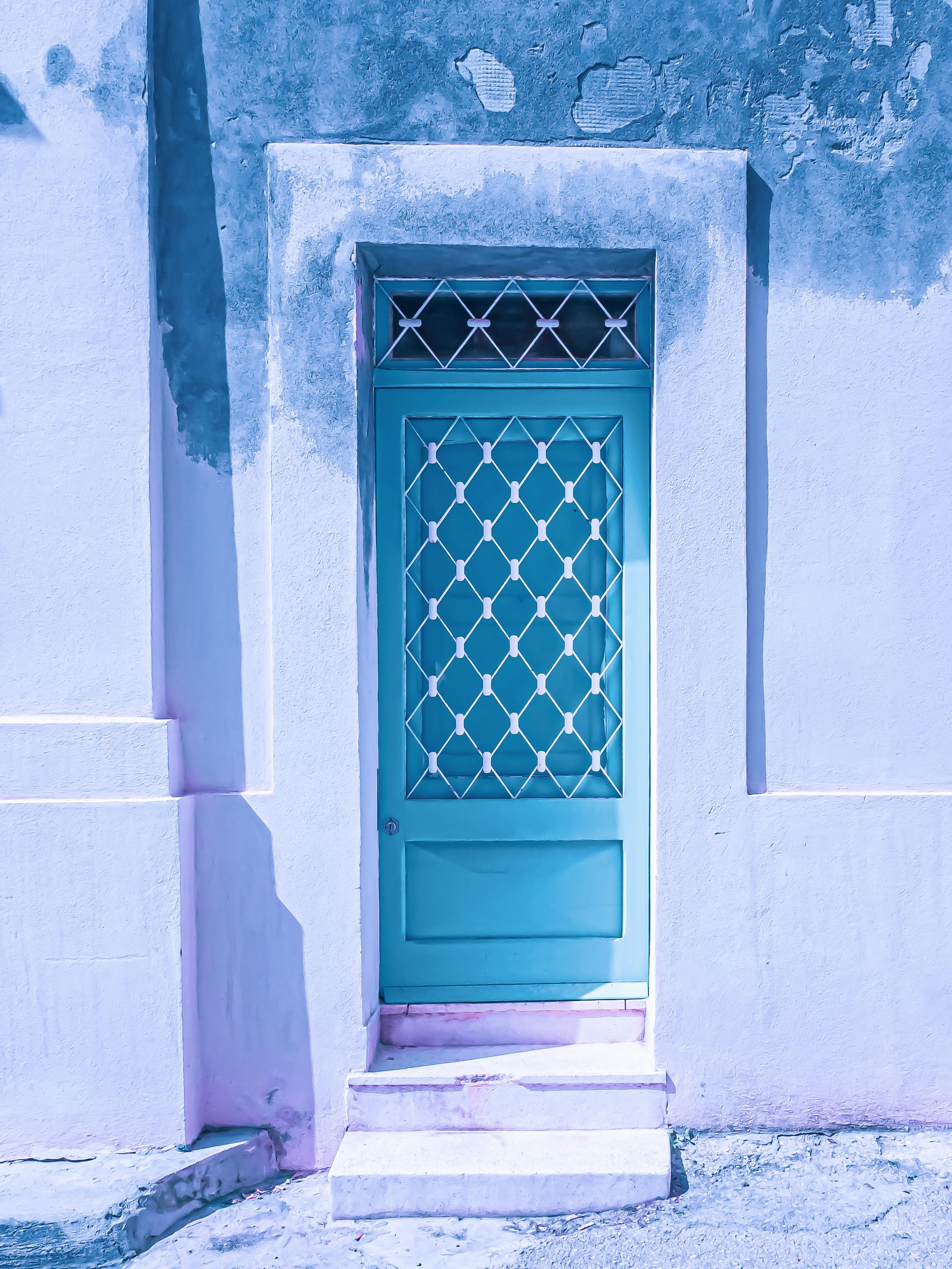 Miễn phí Một cánh cửa màu xanh nhạt duyên dáng với thiết kế dạng lưới trong một không gian cổ điển ngập tràn ánh nắng. Ảnh lưu trữ