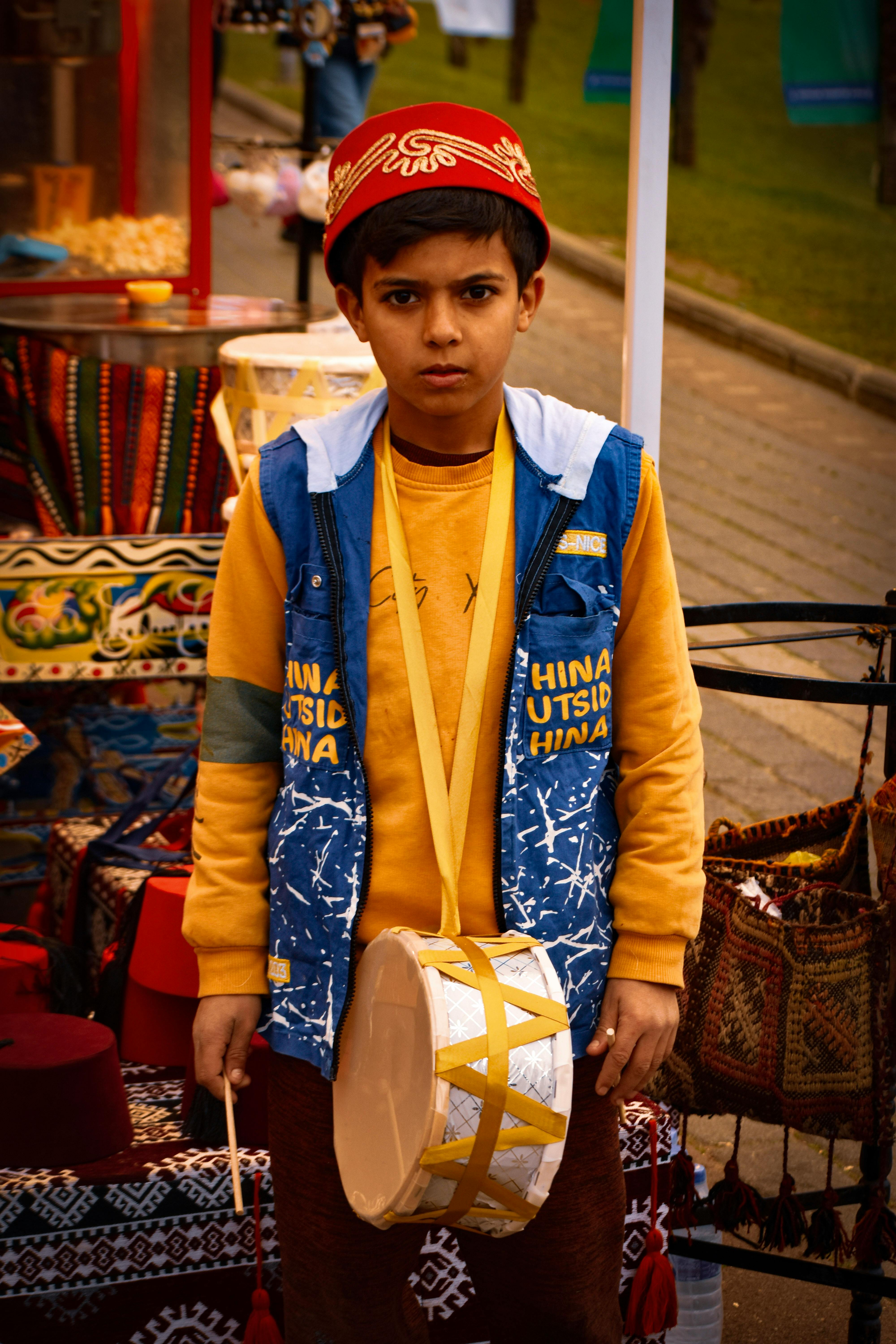 Miễn phí Một cậu bé mặc trang phục truyền thống Thổ Nhĩ Kỳ cầm trống tại một khu chợ ở Bursa, Thổ Nhĩ Kỳ. Ảnh lưu trữ