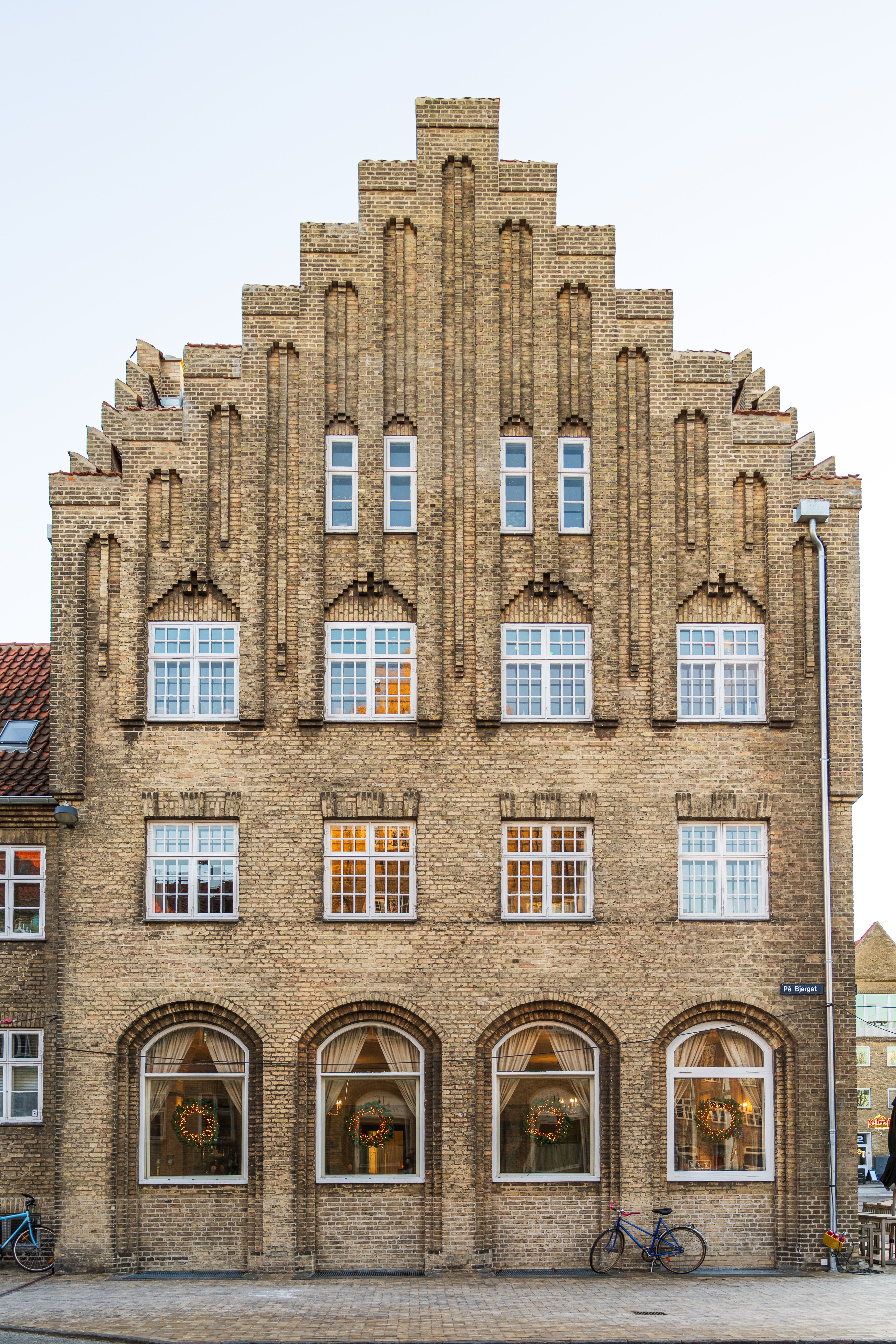 Gamle Carlsberg Entrance in Brick Building · Free Stock Photo