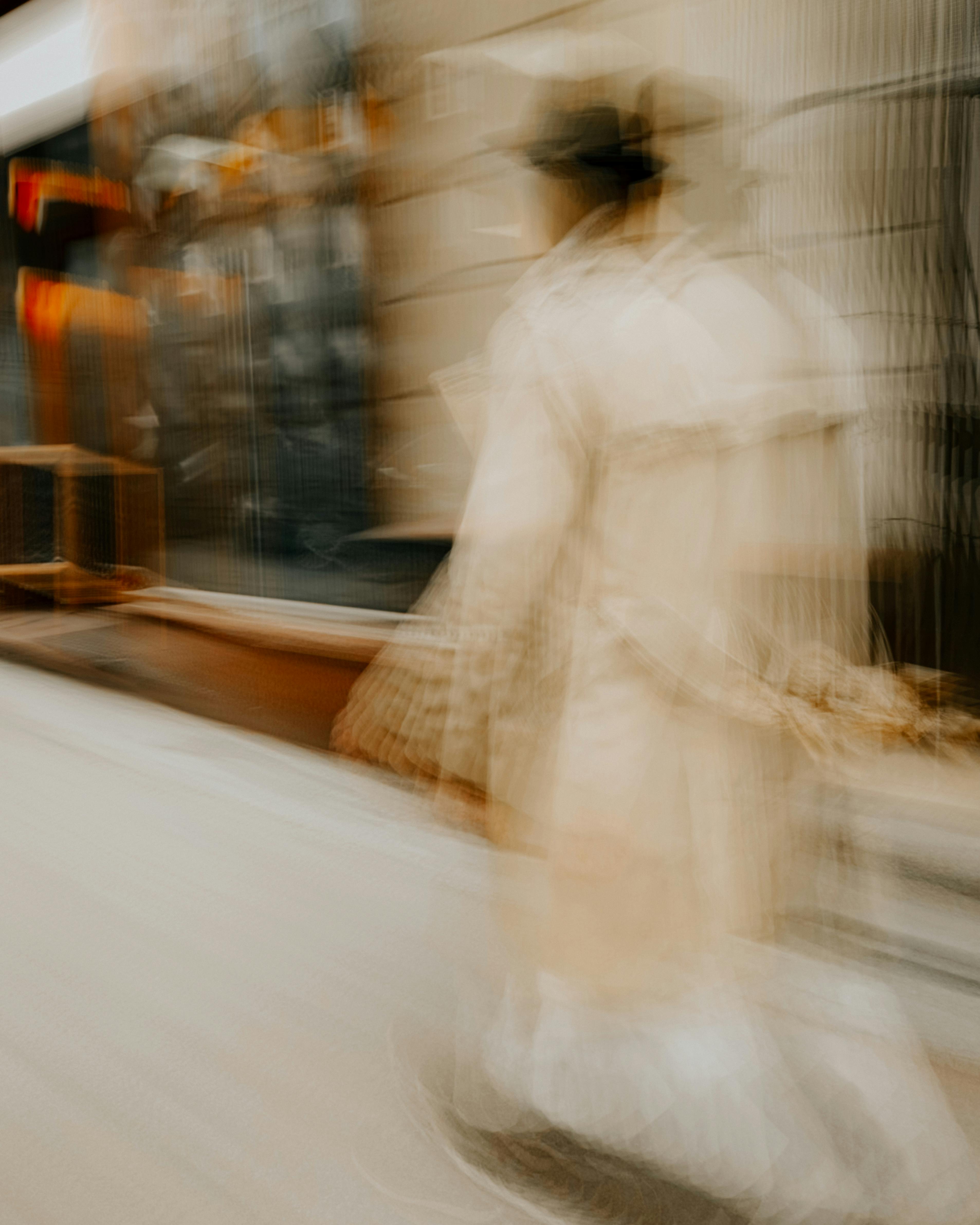 Zadarmo Abstraktná fotografia zachytávajúca mestský pohyb so žiarivým efektom rozmazania a tlmenými tónmi. Fotka z fotobanky