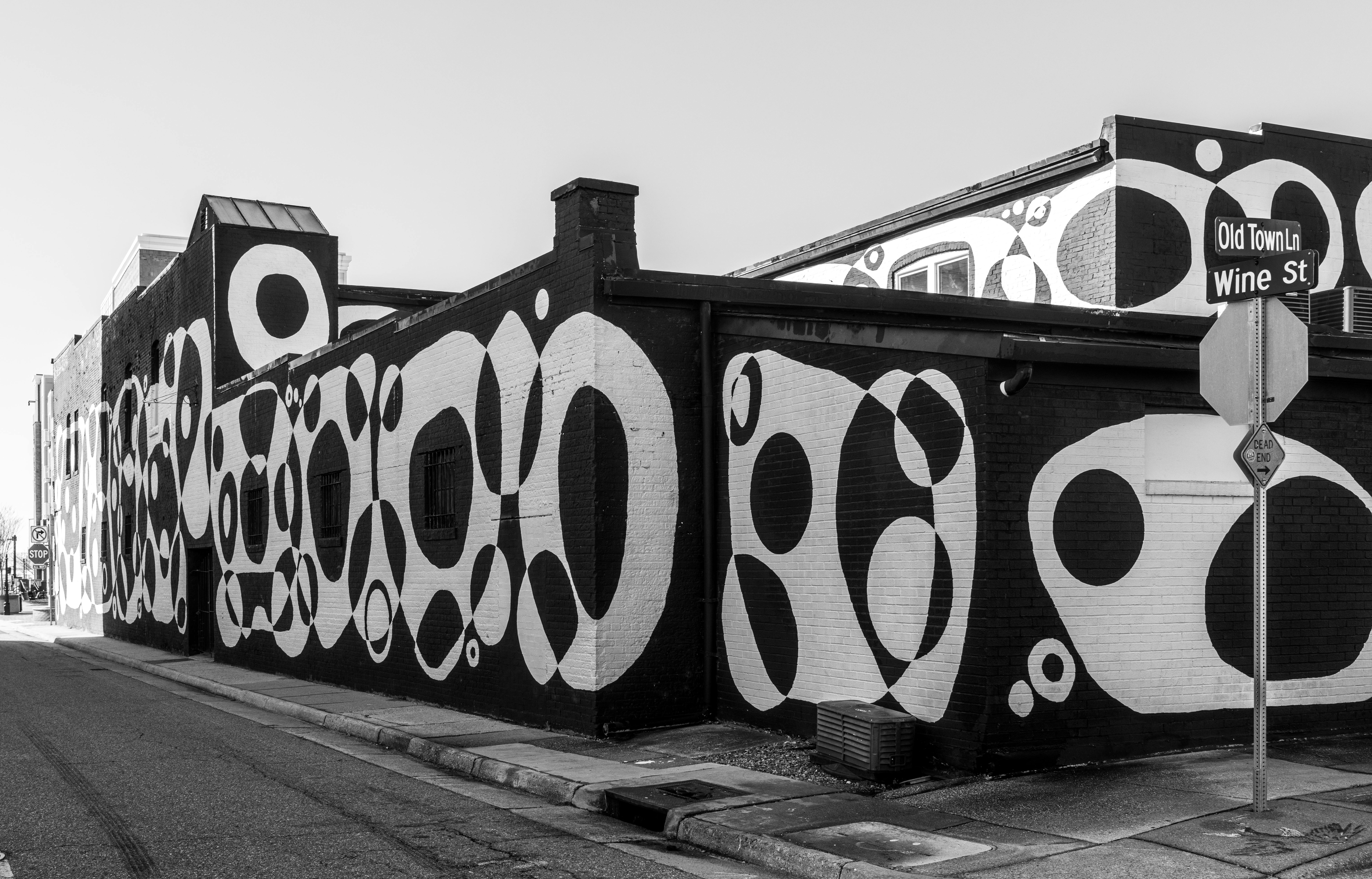 Zadarmo Umelecká čiernobiela pouličná nástenná maľba na Old Town Lane a Wine Street v Hamptone vo Virgínii. Fotka z fotobanky