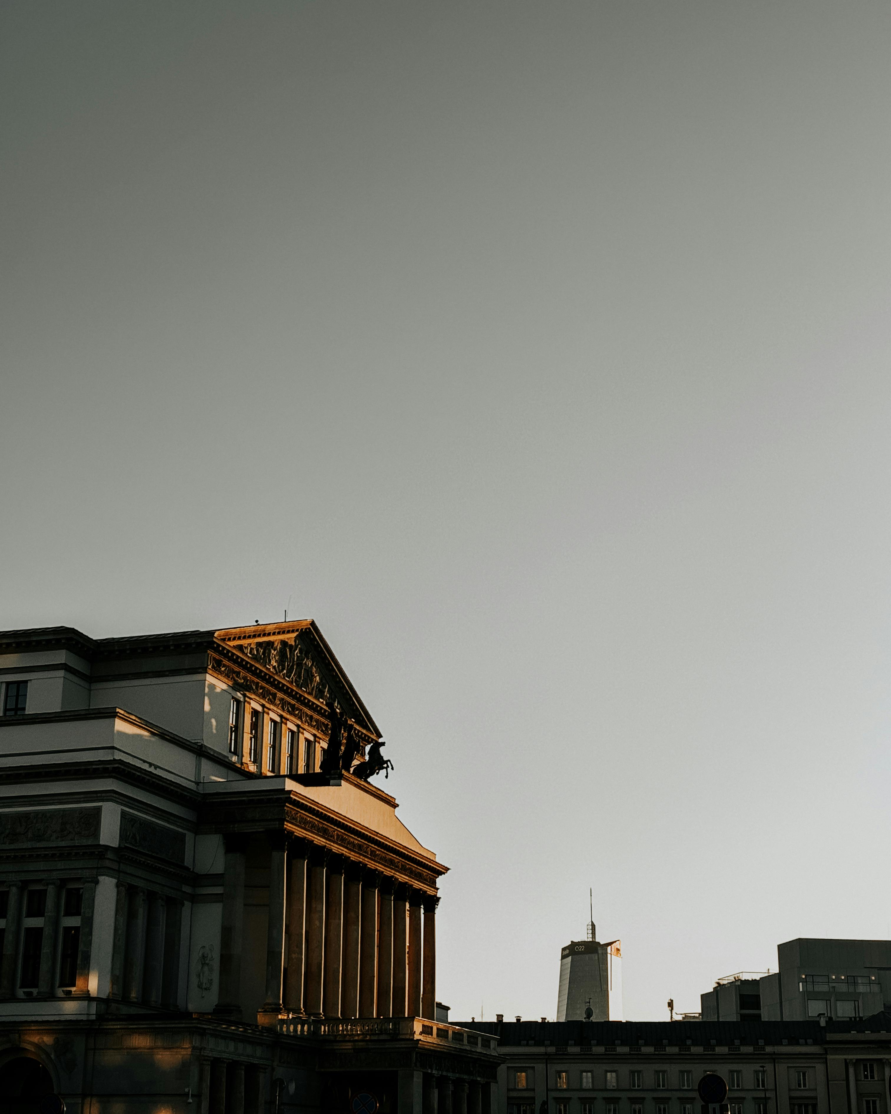 Безкоштовне Елегантні варшавські будівлі на тлі ясного вечірнього неба підкреслюють архітектурну красу. стокове фото