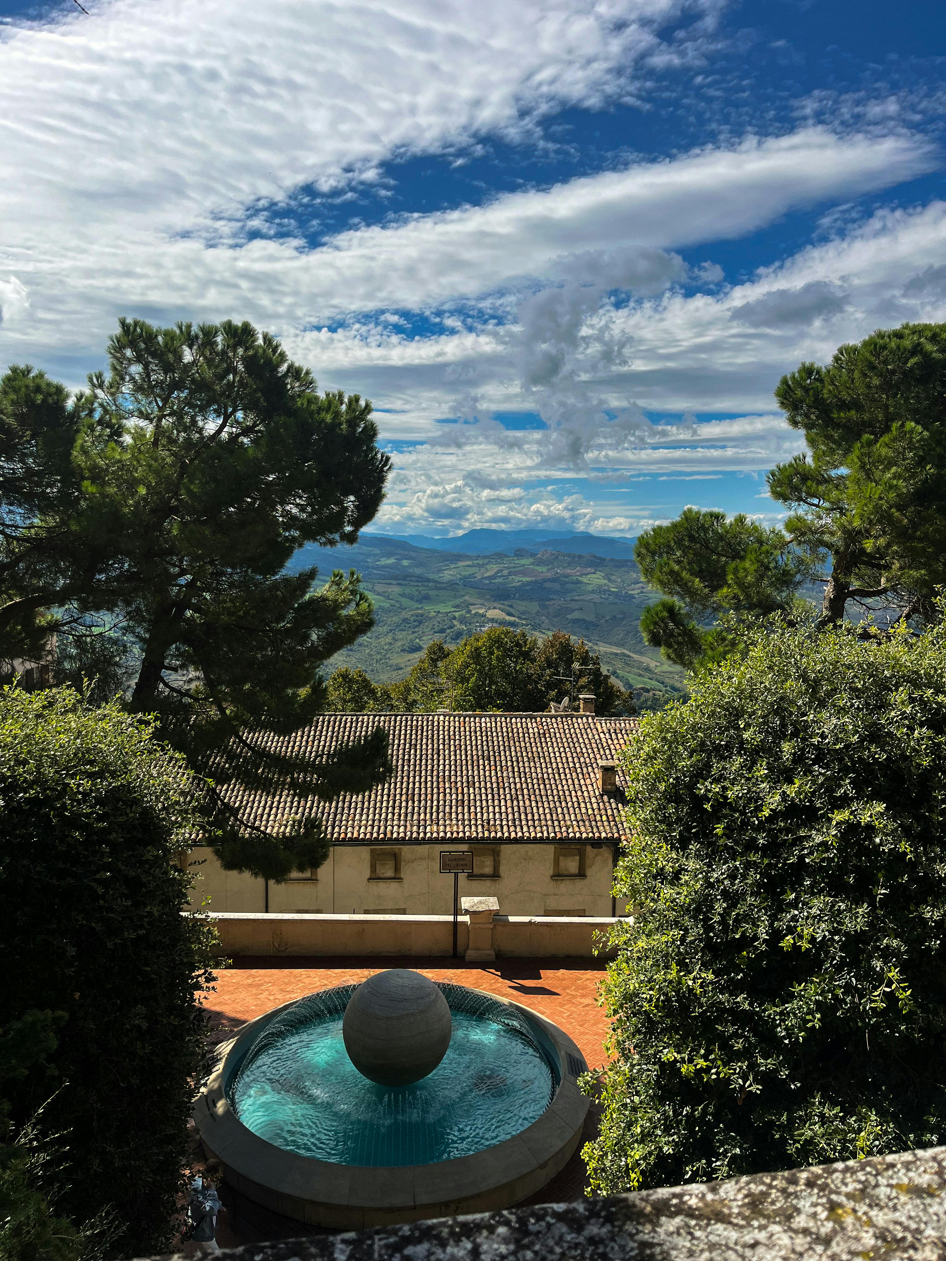 Gratuit Vue pittoresque de la campagne italienne avec piscine ronde et collines ondulantes. Photos