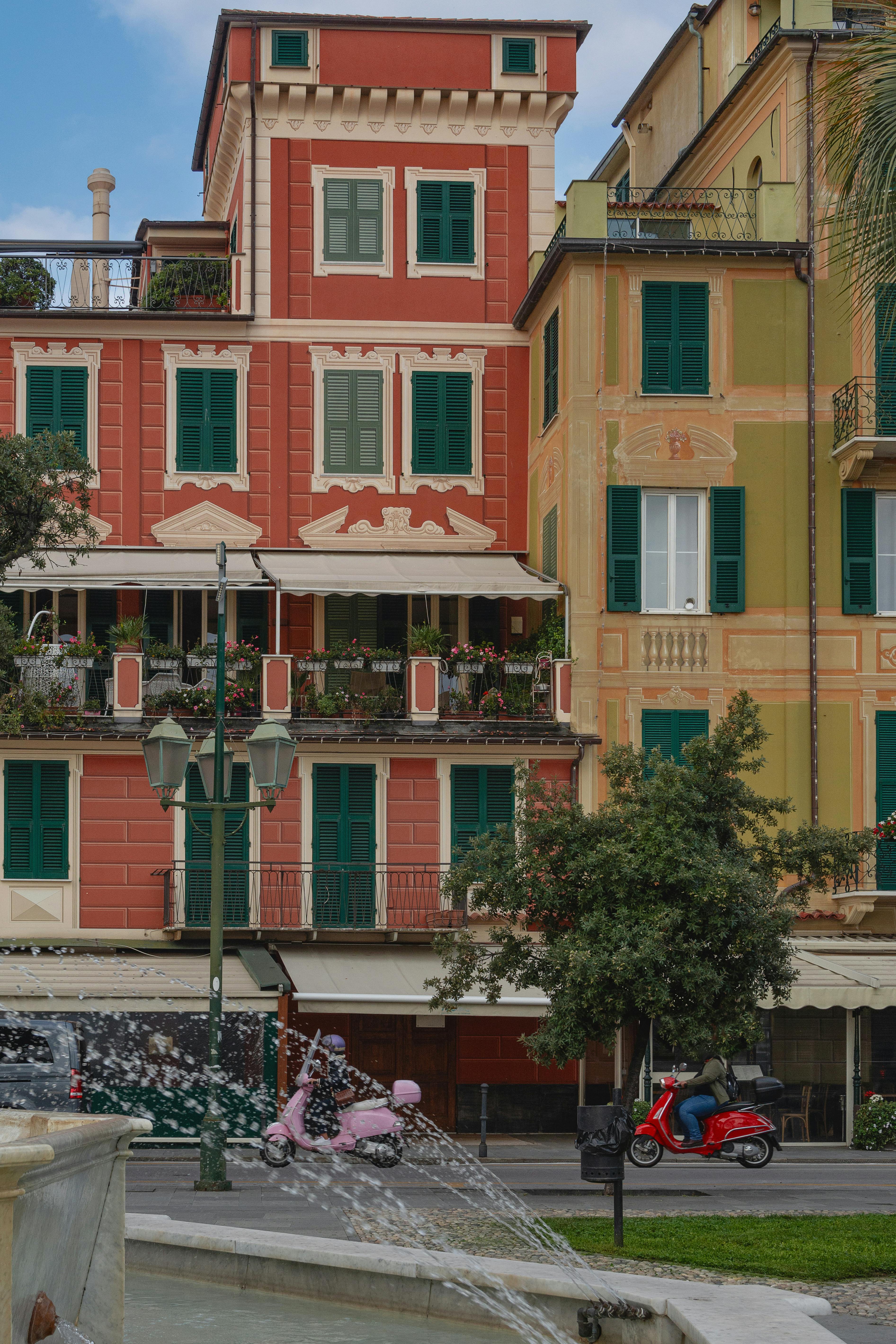 Miễn phí Những tòa nhà rực rỡ sắc màu và một chiếc xe tay ga đã thể hiện trọn vẹn tinh thần của một con phố nhộn nhịp ở Ý. Ảnh lưu trữ