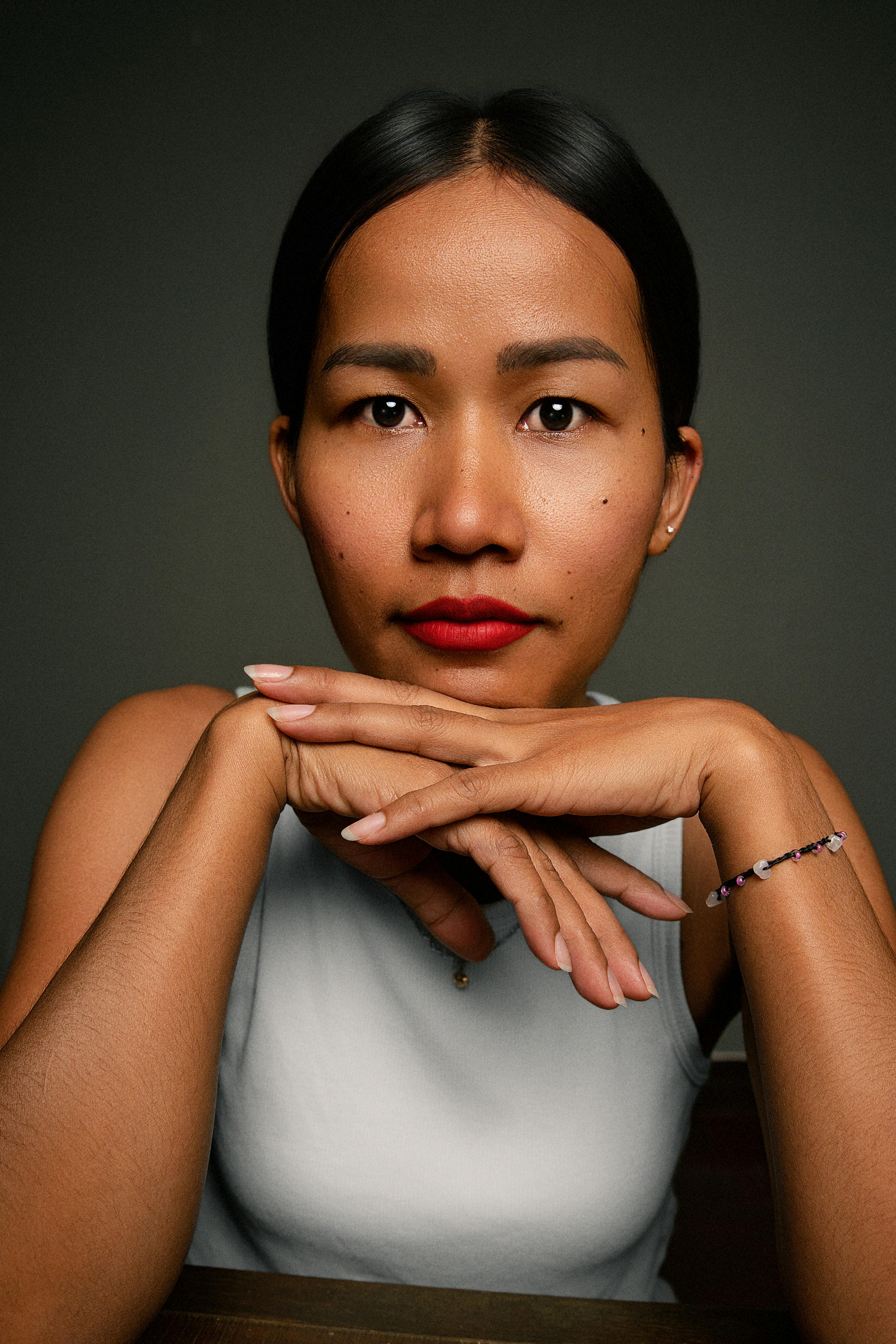 Gratis Nærbillede af en kvinde med et selvsikkert udtryk, taget i et studie i Bangkok. Lagerfoto