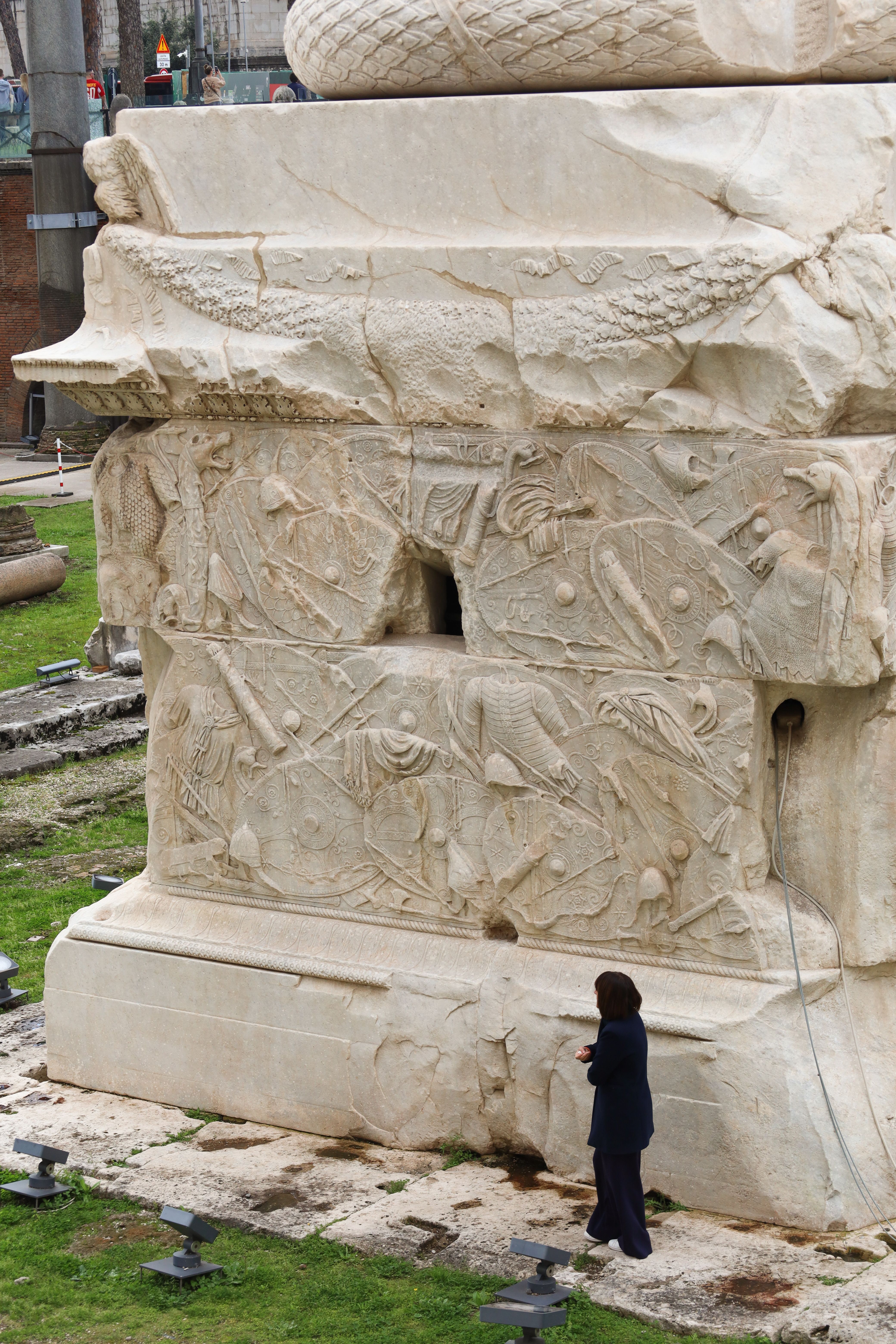 Ancient Roman Monument in Rome's Historic Center · Free Stock Photo