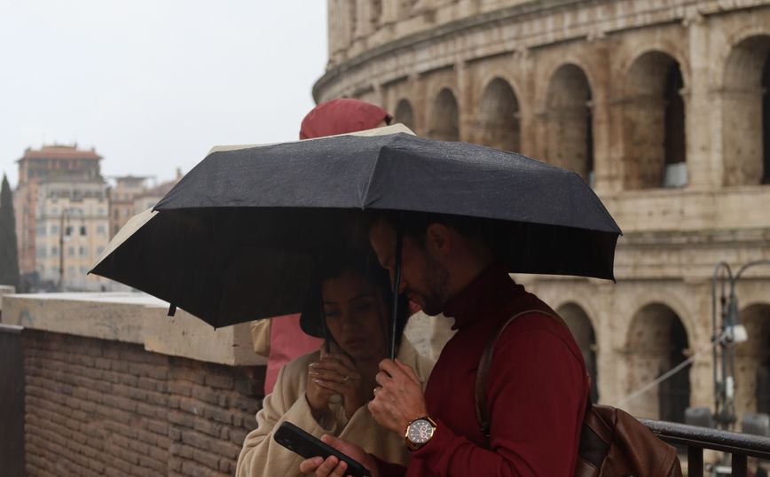 uomo e donna che si incontrano per un appuntamento online