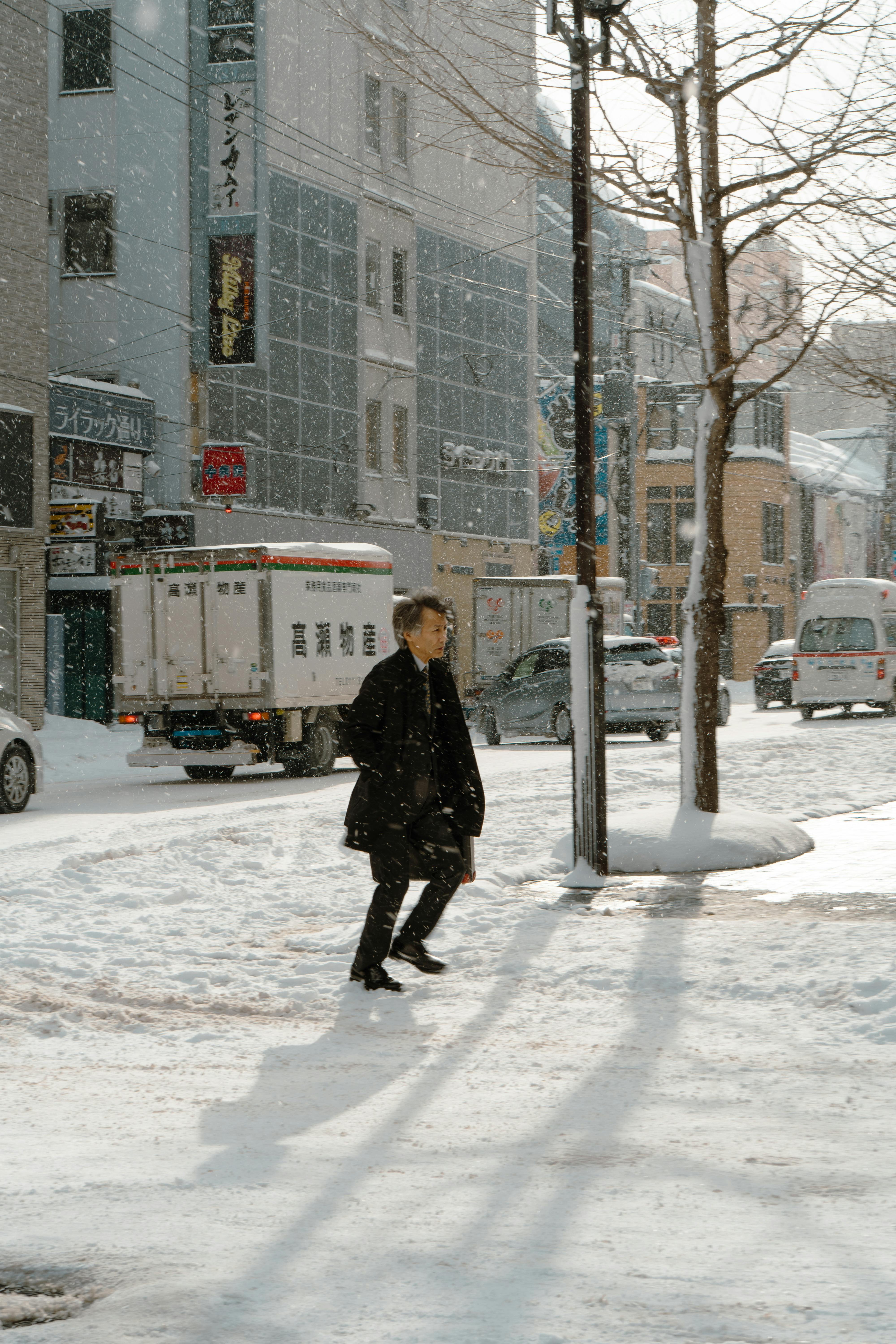 Miễn phí Một người đi bộ dạo bước qua trung tâm thành phố Sapporo vào một ngày mùa đông tuyết rơi, ghi lại khoảnh khắc đời sống đô thị. Ảnh lưu trữ