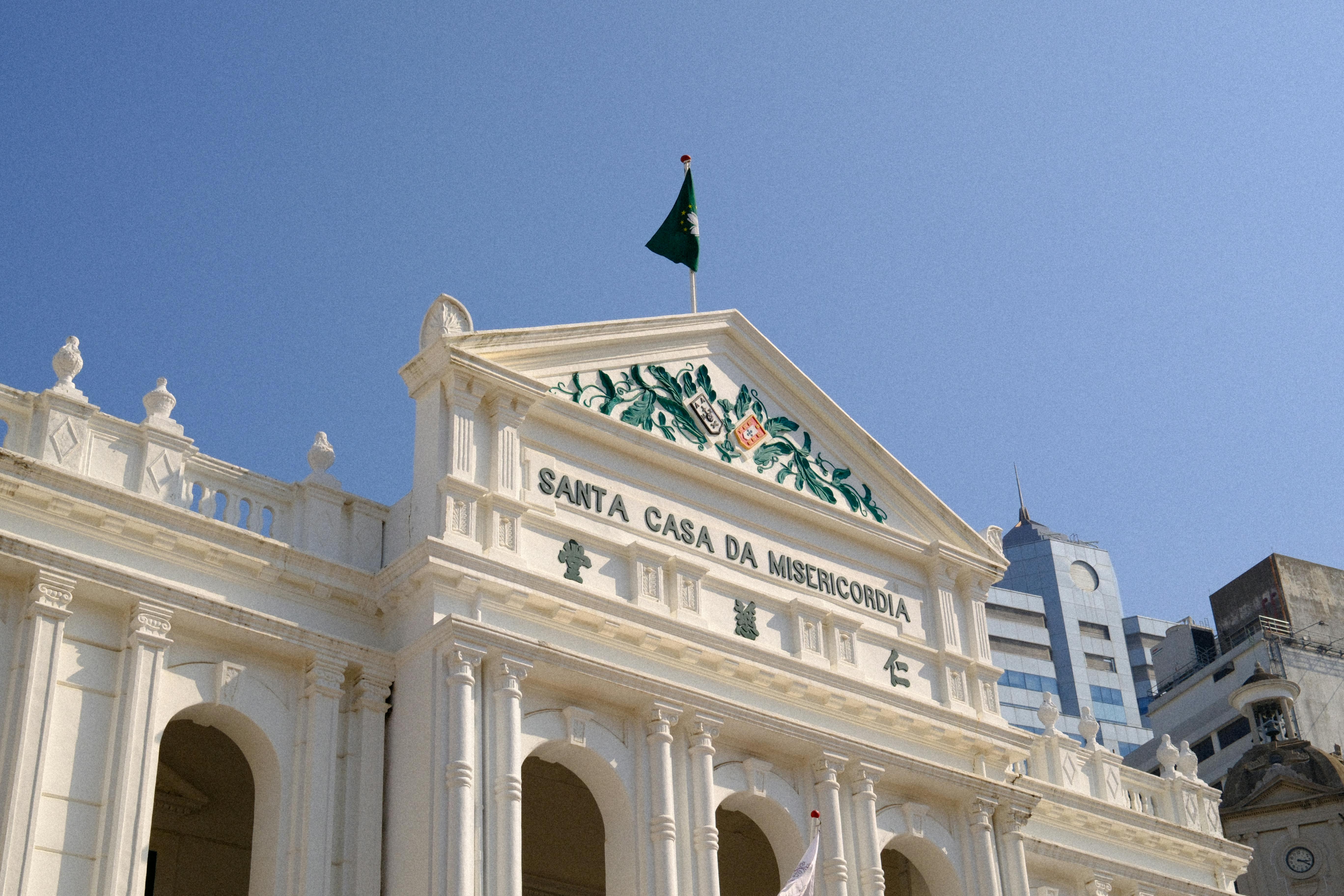 bezplatná Snímek budovy Santa Casa da Misericórdia v Macau s jasnou modrou oblohou. Základová fotografie