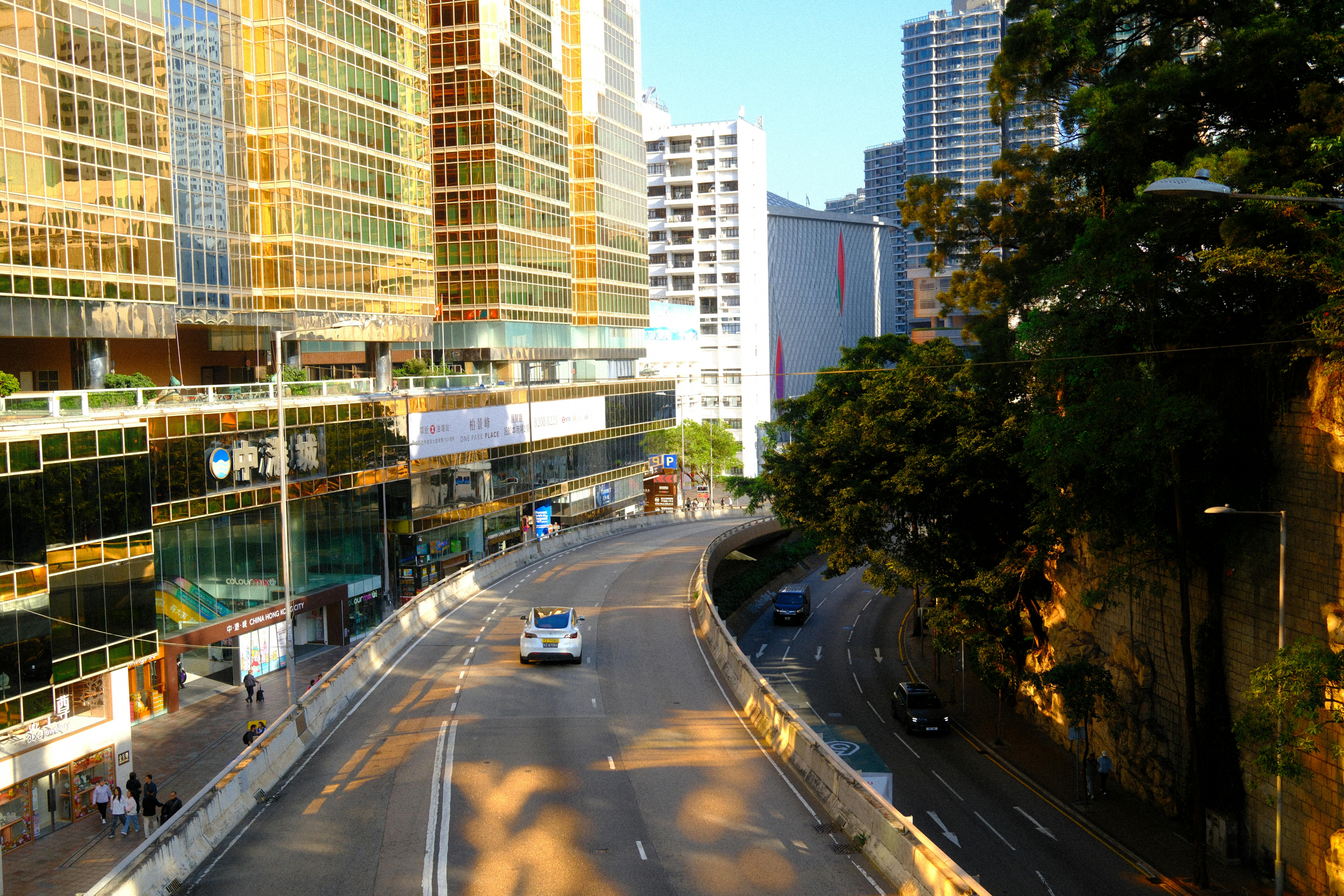 bezplatná Rušná městská scéna v Hongkongu s moderními mrakodrapy a živou ulicí. Základová fotografie