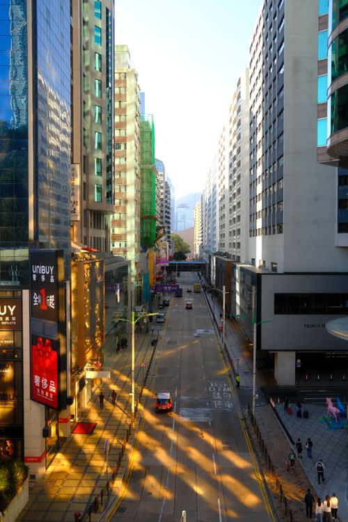 Free A bustling Hong Kong street captured at dusk, showcasing modern architecture and urban life. Stock Photo