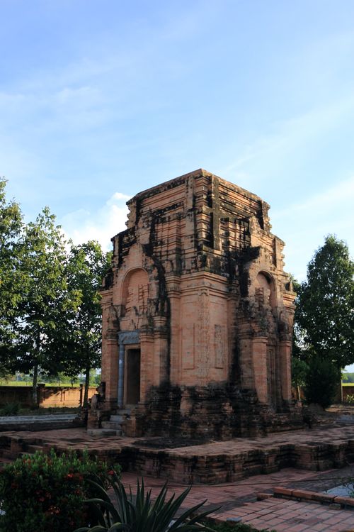 Free A historic stupa surrounded by clear skies and greenery. Stock Photo