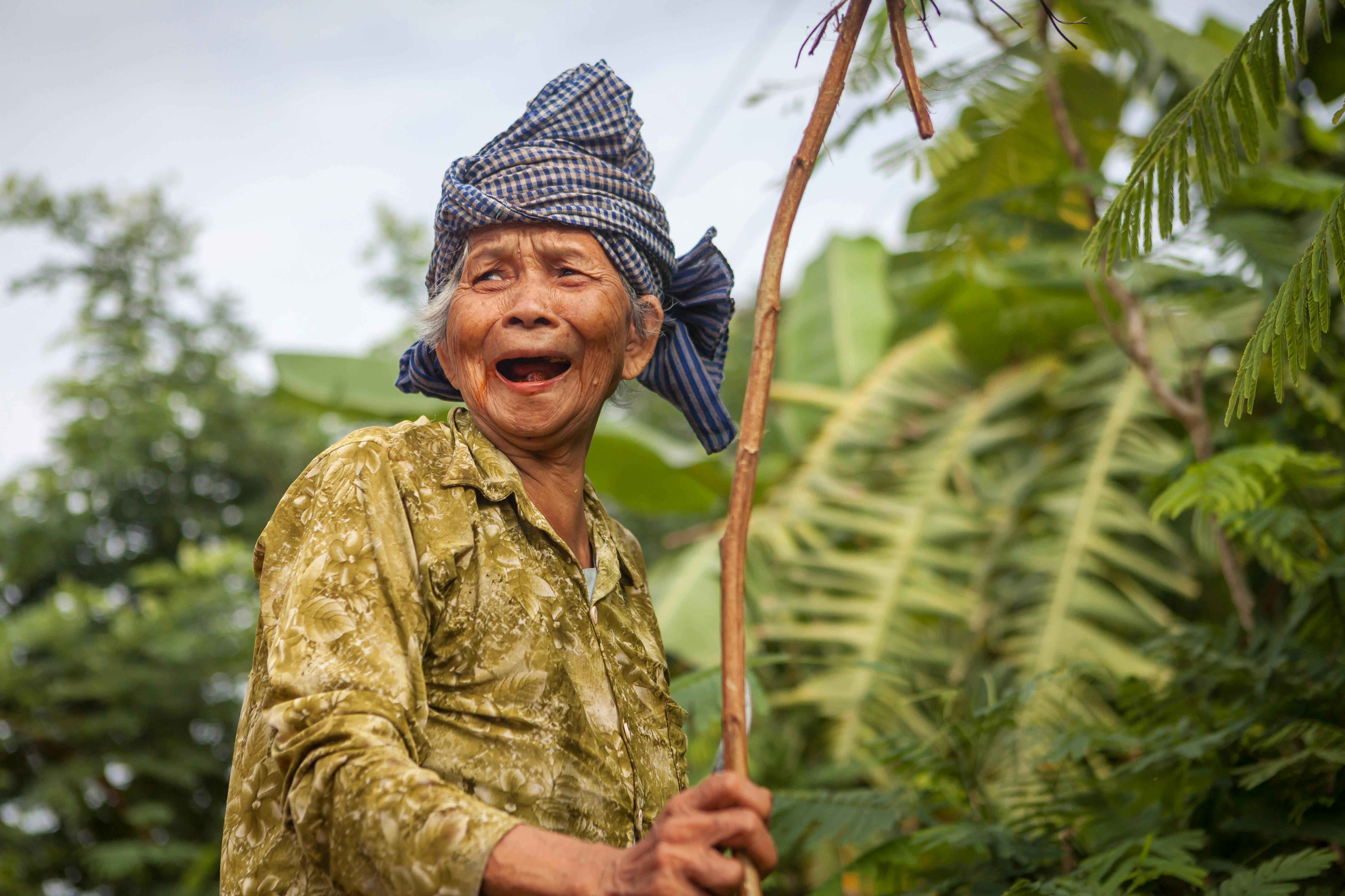 웃으며 상담하는 60대 여성 전문가