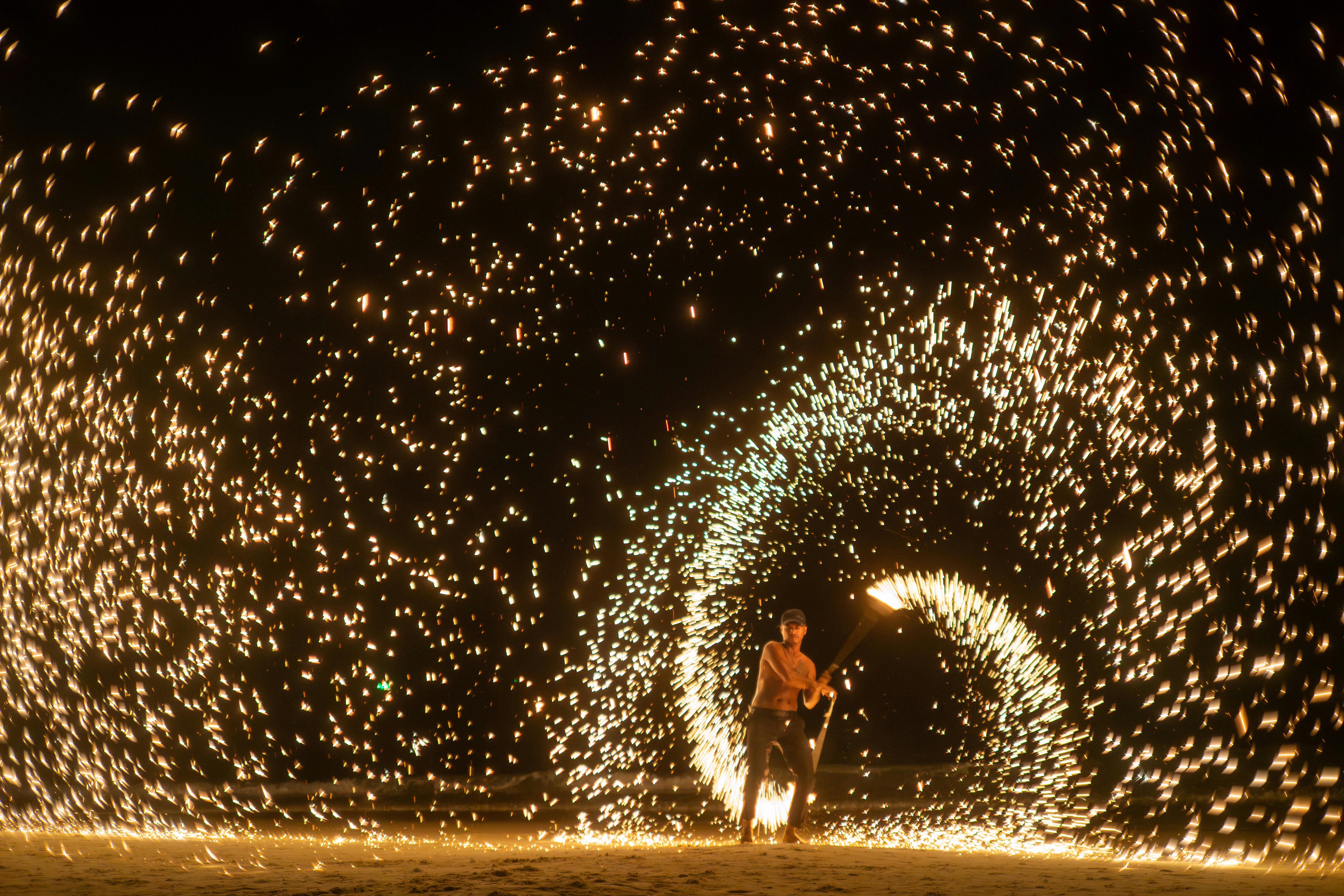 ฟรี การแสดงไฟสุดตระการตาบนชายหาดระยอง สร้างเส้นแสงสวยงามในยามค่ำคืน คลังภาพถ่าย
