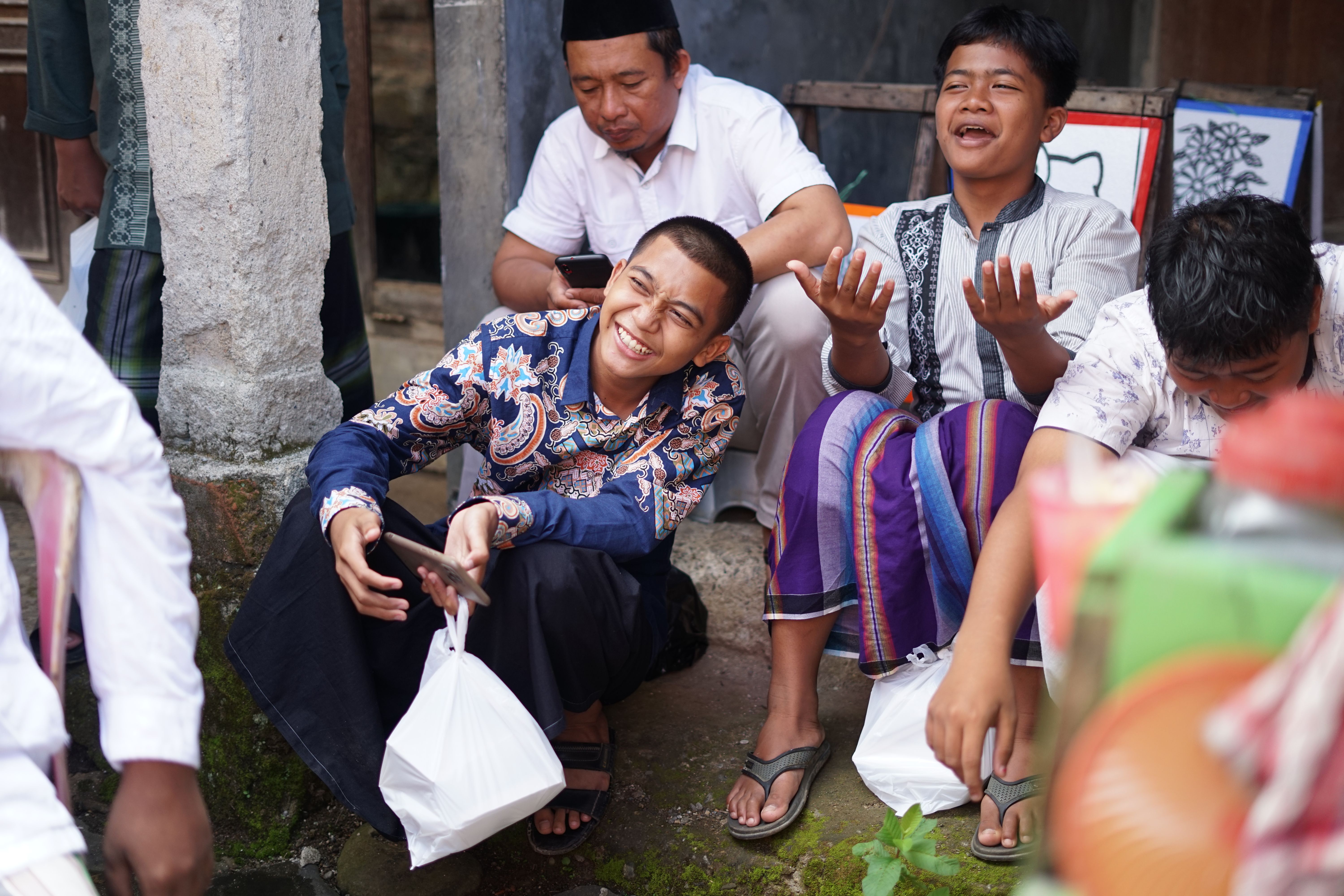 Pemain slot online bahagia dengan kemenangan