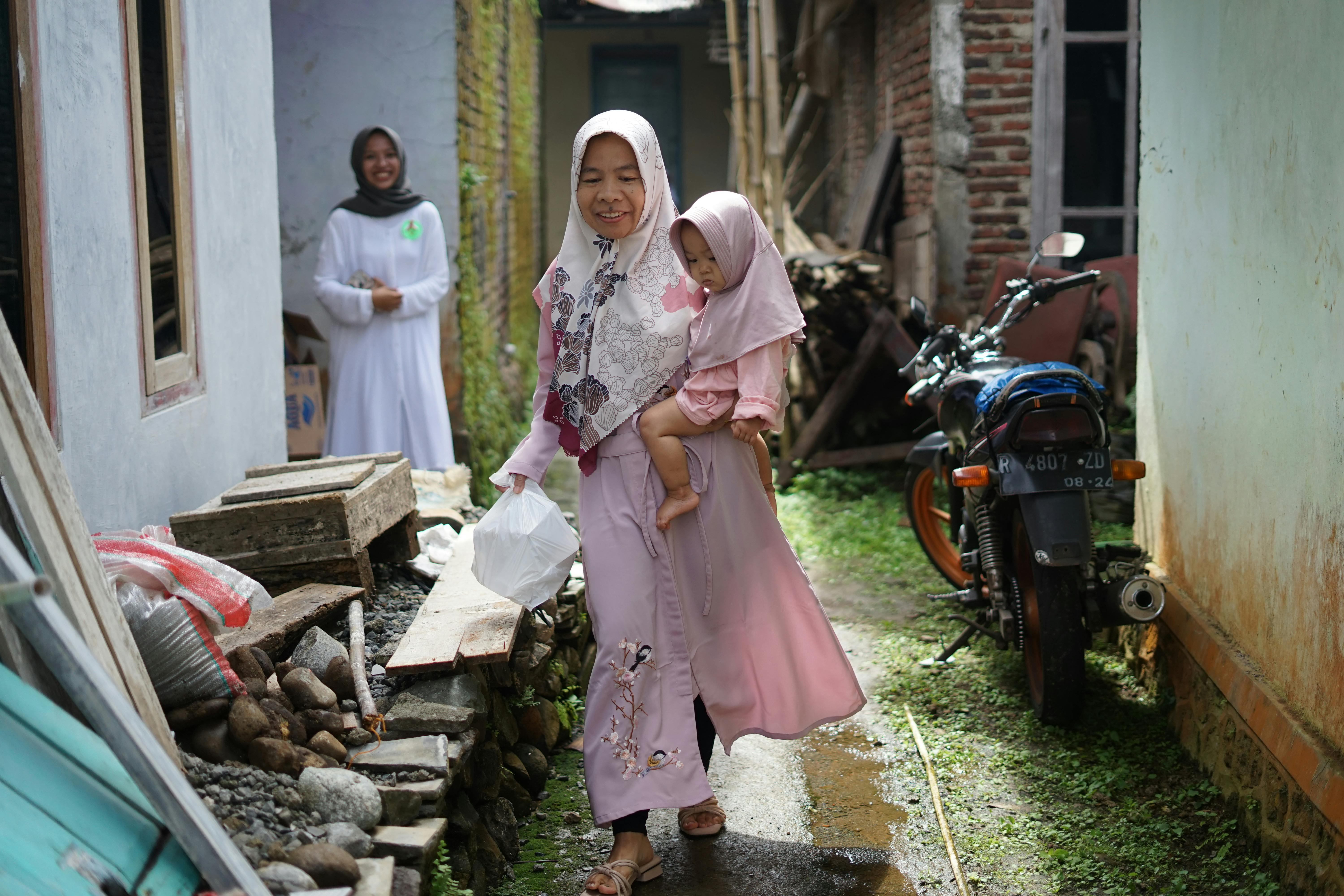 ฟรี แม่และลูกสวมฮิญาบแบบเดียวกันเดินเล่นกลางแจ้ง บันทึกช่วงเวลาอบอุ่นนี้ไว้ได้ คลังภาพถ่าย