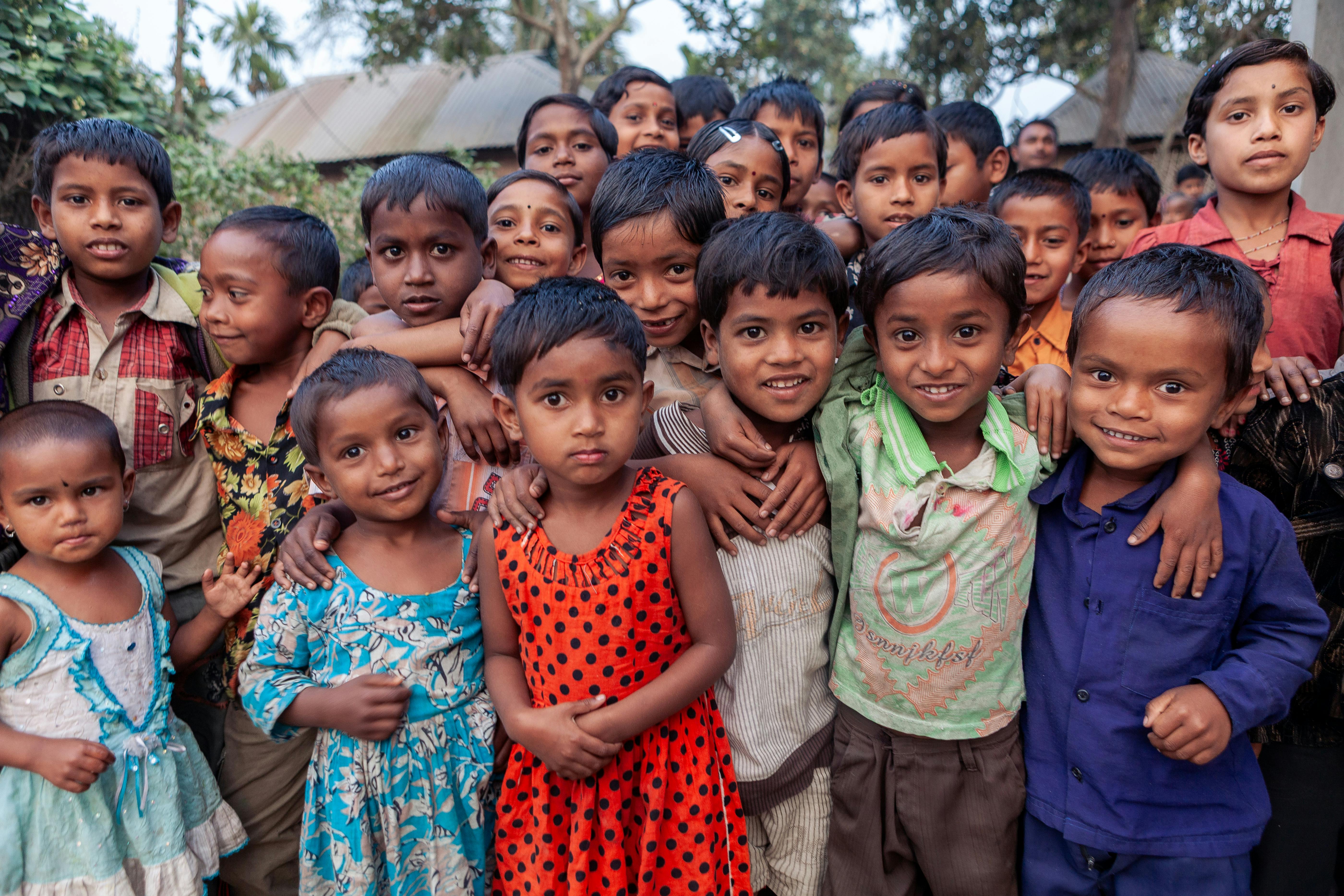Miễn phí Một nhóm trẻ em tươi cười tạo dáng chụp ảnh ngoài trời ở Rangpur, Bangladesh. Ảnh lưu trữ