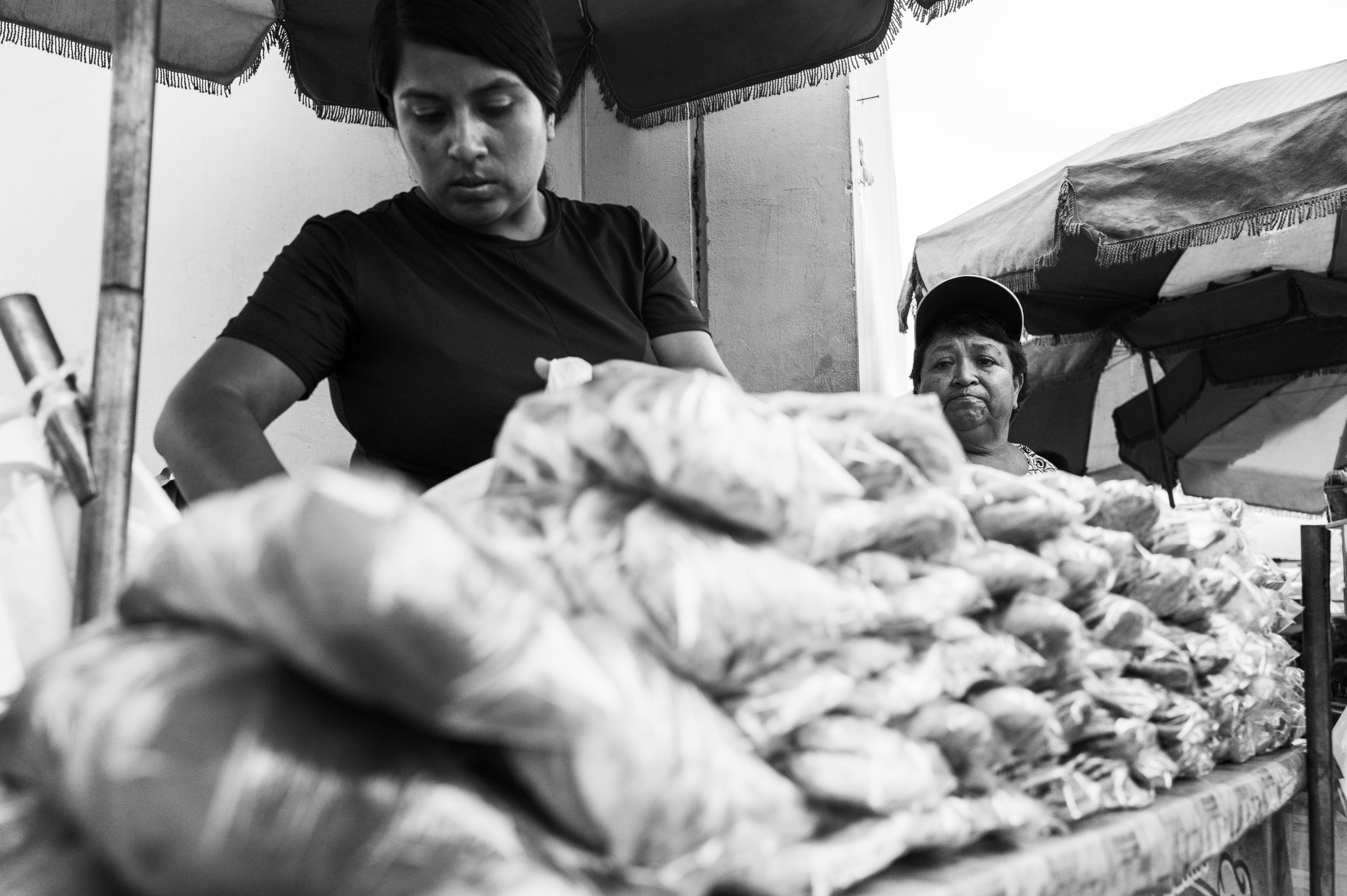 Kostnadsfria Svartvitt foto av försäljare som säljer varor på Simbal-marknaden, La Libertad, Peru. Stock foto