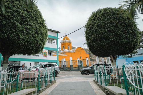 Free Colorful church and community scene in Simbal, Peru with vibrant architecture and lush greenery. Stock Photo