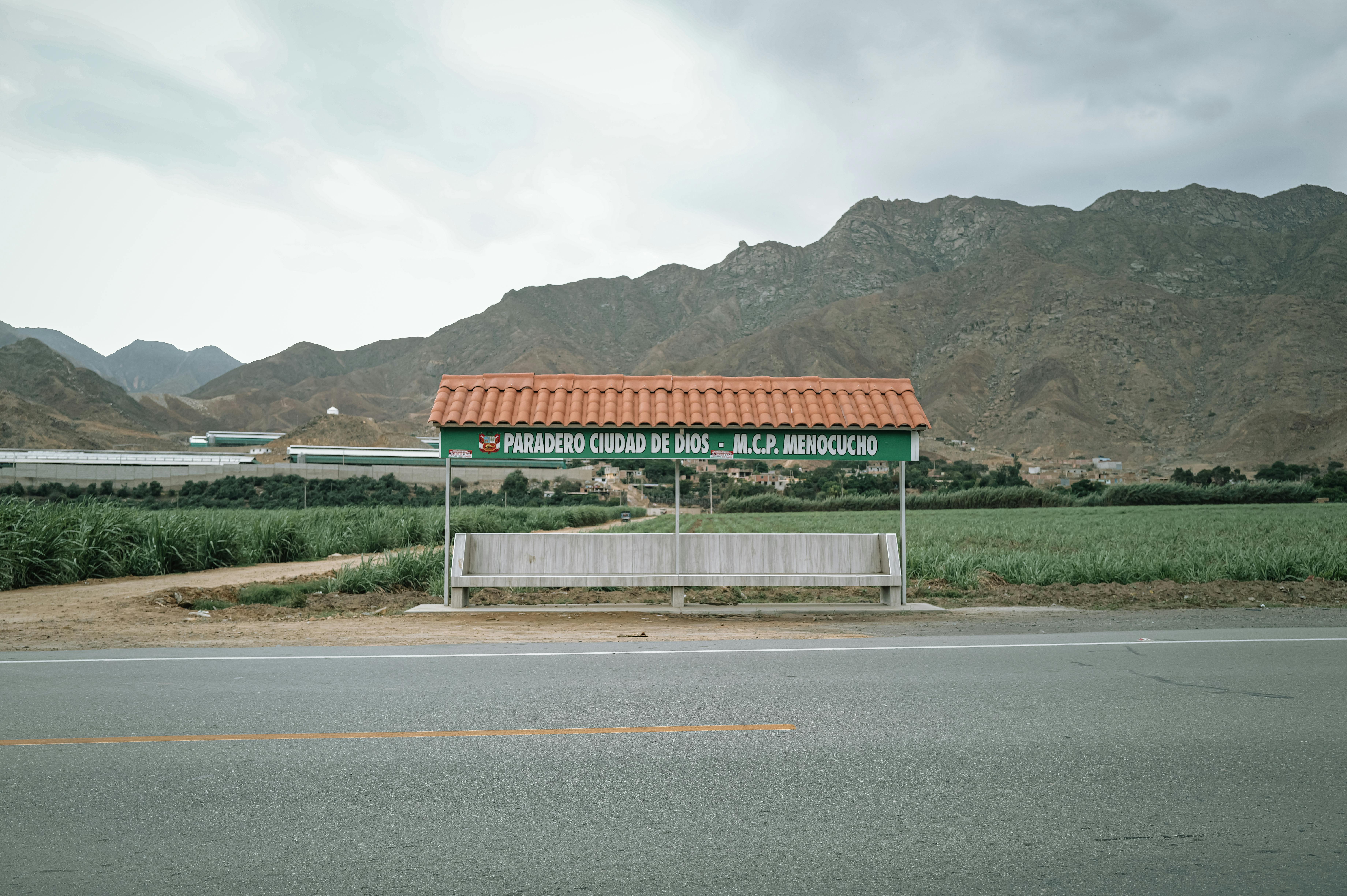 ฟรี ป้ายรถประจำทางชนบทที่สวยงามในเมืองซิมบัล จังหวัดลาลิเบอร์ตาด ประเทศเปรู โดยมีฉากหลังเป็นภูเขาและทุ่งนา คลังภาพถ่าย