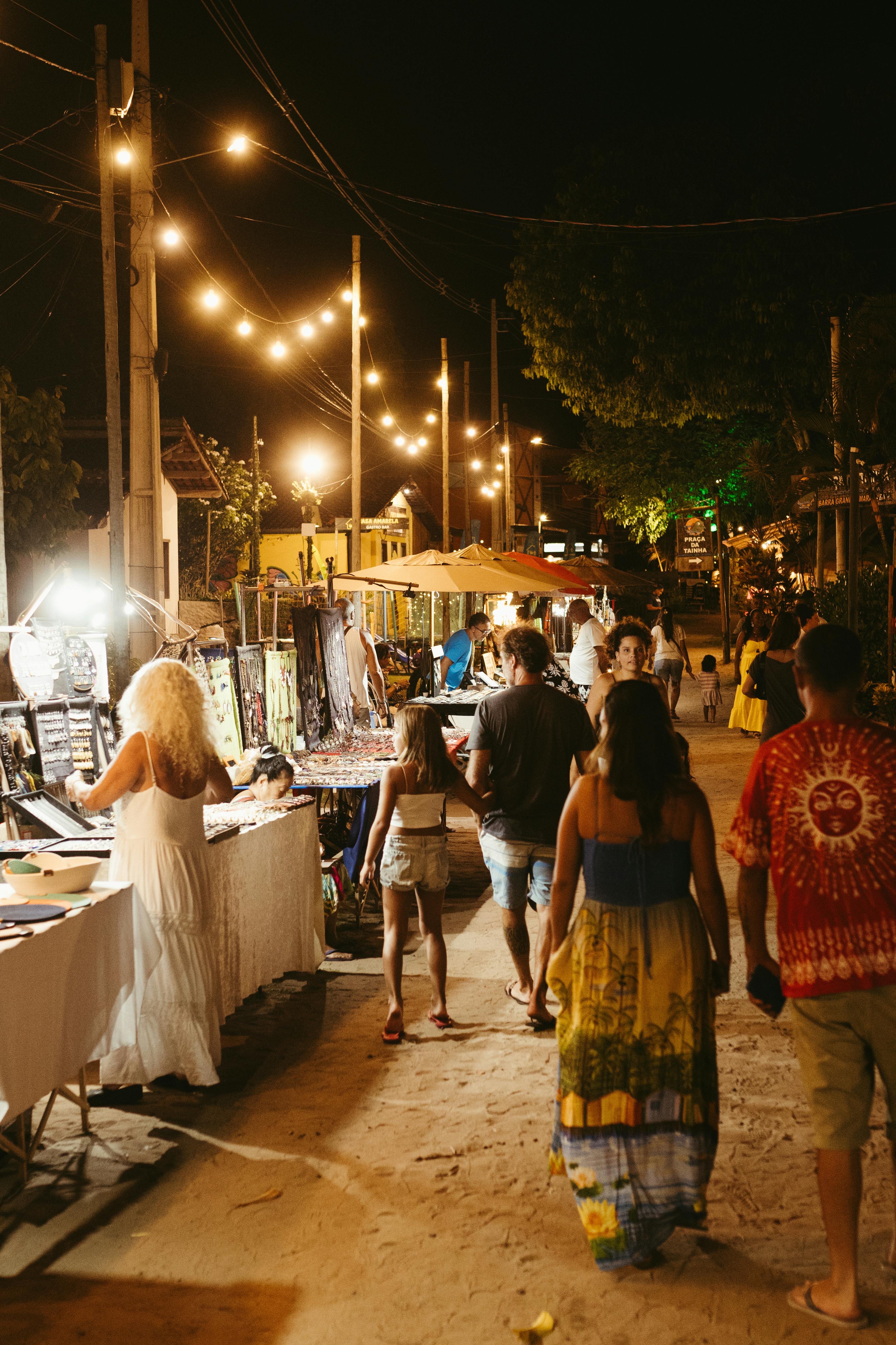 Miễn phí Một khung cảnh chợ đêm nhộn nhịp với người dân tản bộ giữa các gian hàng được thắp sáng. Ảnh lưu trữ