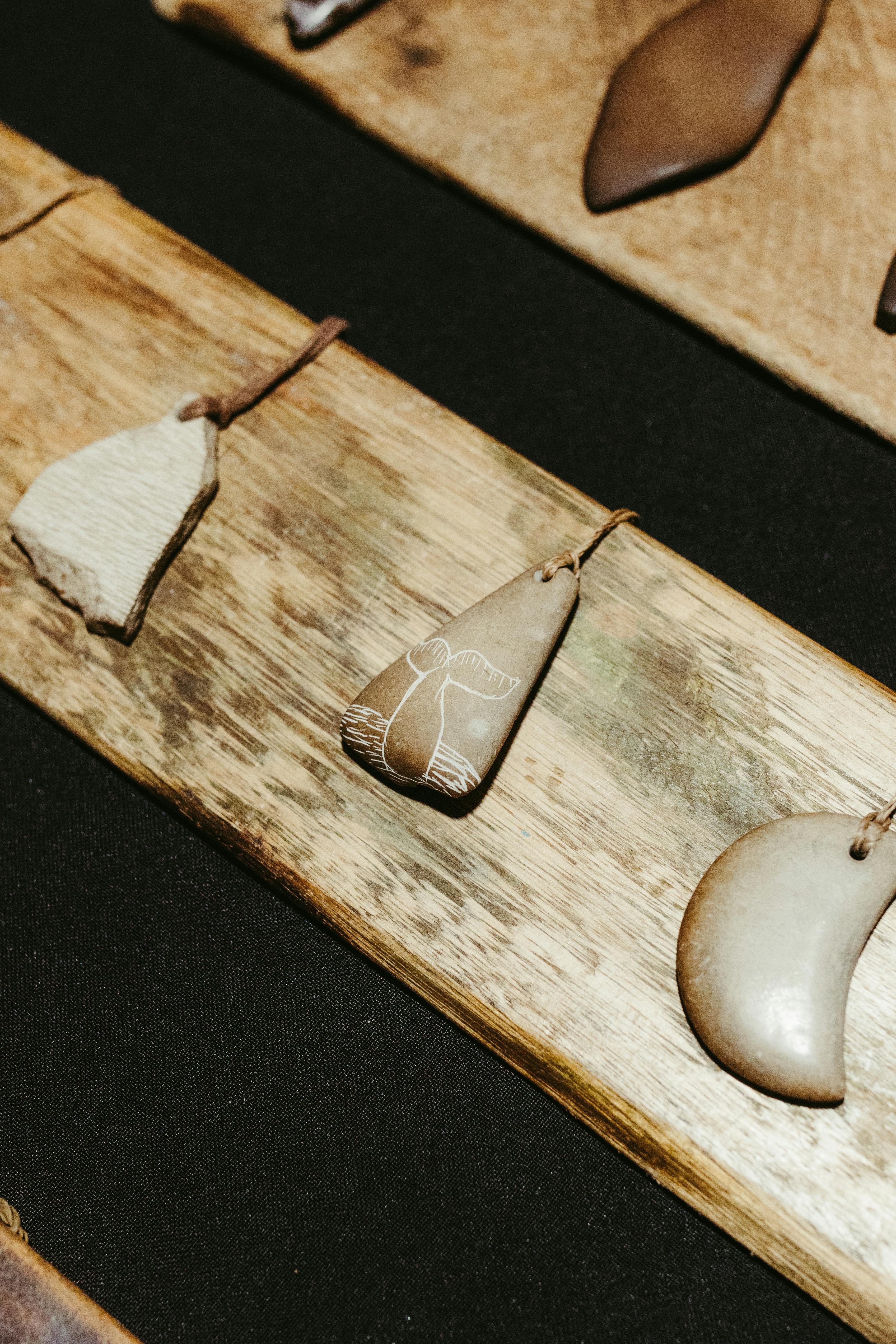 Zadarmo Detailný záber ručne vyrobených kamenných šperkov elegantne vystavených na drevenej doske. Fotka z fotobanky