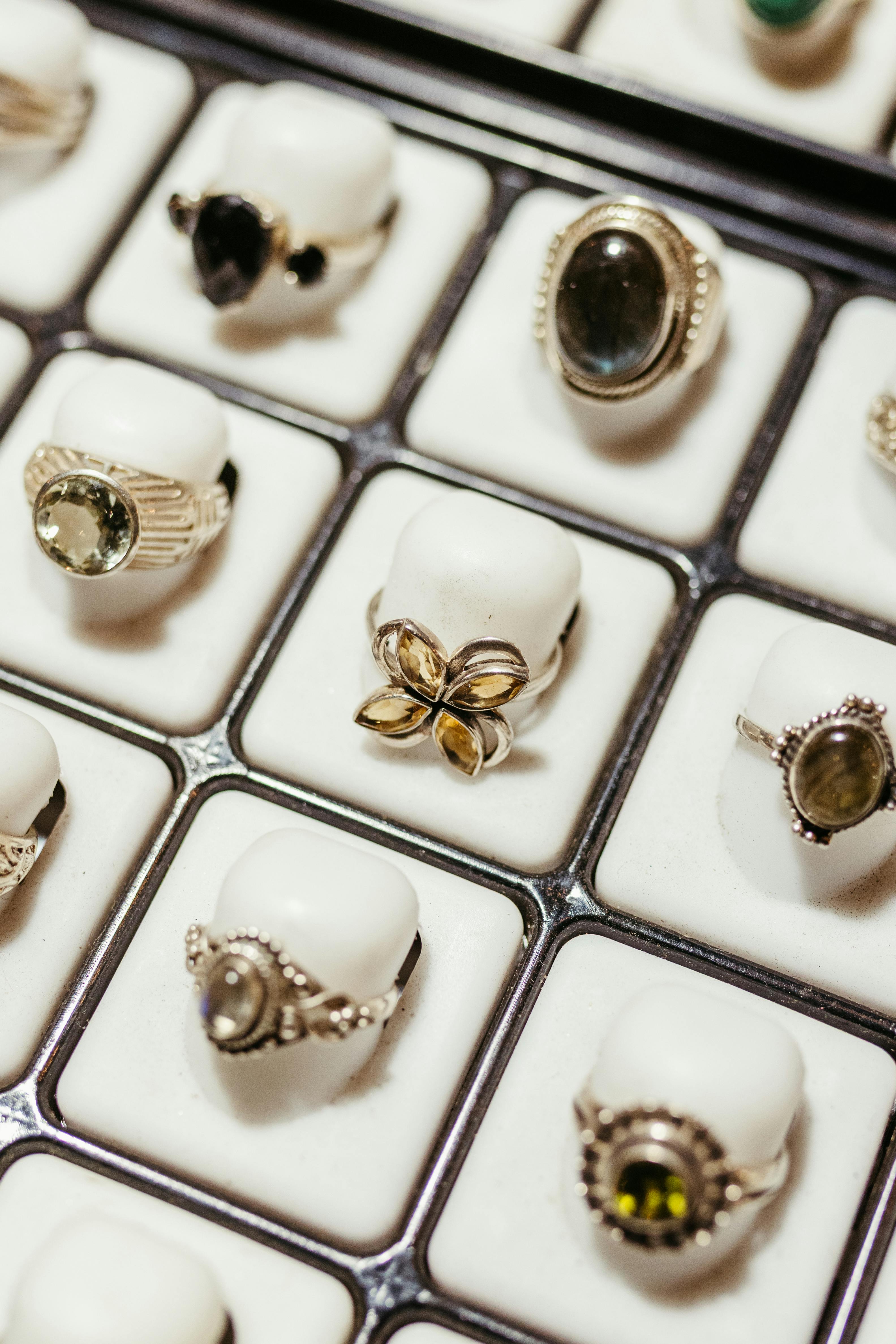 Miễn phí Hình ảnh cận cảnh nhiều loại nhẫn thanh lịch được trưng bày trong hộp trang sức, thể hiện những thiết kế tinh xảo. Ảnh lưu trữ