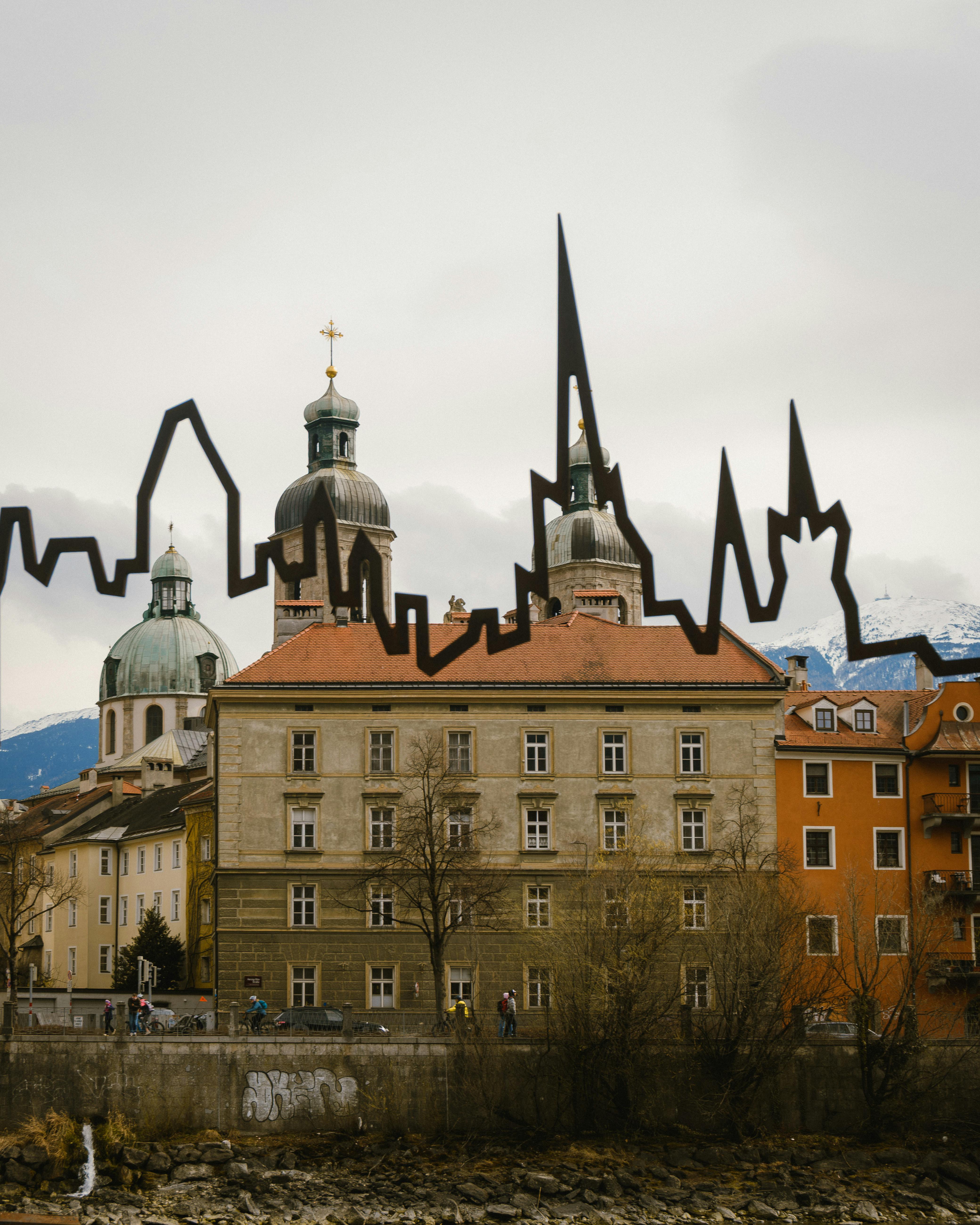 ฟรี บ้านเรือนในอินส์บรุคที่มีฉากหลังเป็นภูเขาและเส้นขอบฟ้าอันงดงาม คลังภาพถ่าย