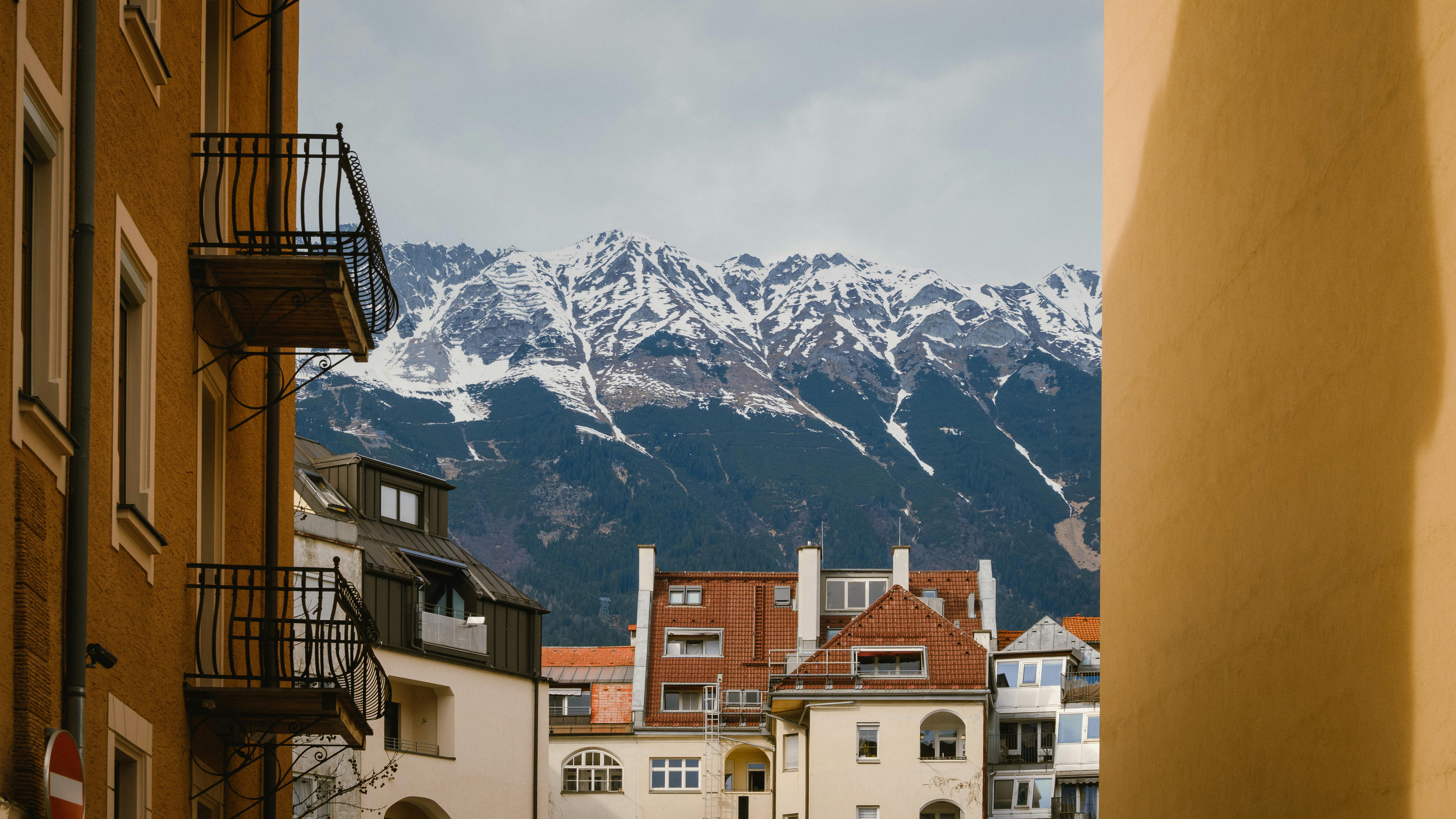 Zadarmo Malebný výhľad na architektúru Innsbrucku orámovaný úchvatnými zasneženými Alpami. Fotka z fotobanky