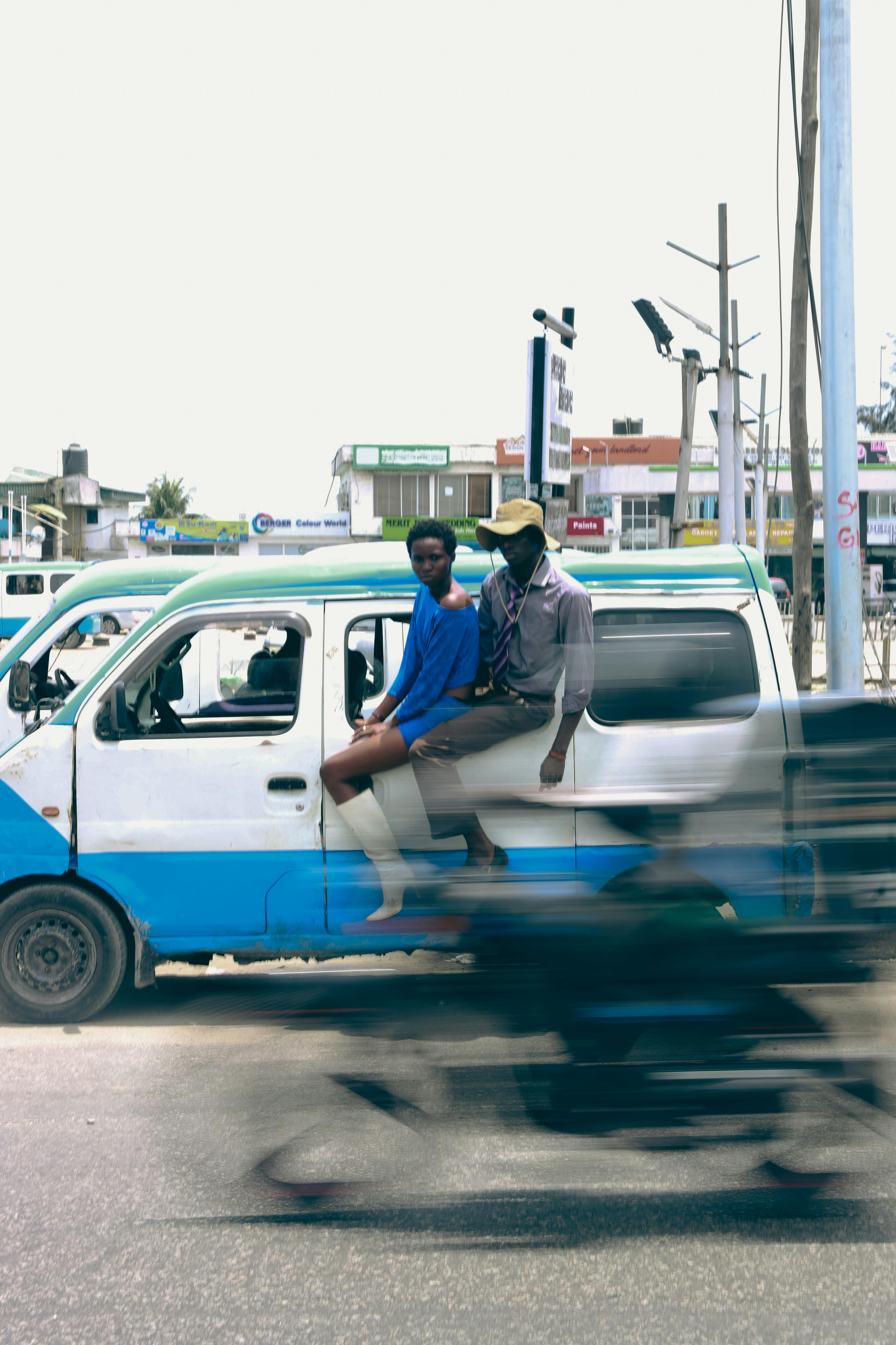 Безкоштовне Динамічна вулична сцена з людьми та транспортними засобами в Лагосі, Нігерія, що відображає міське життя. стокове фото