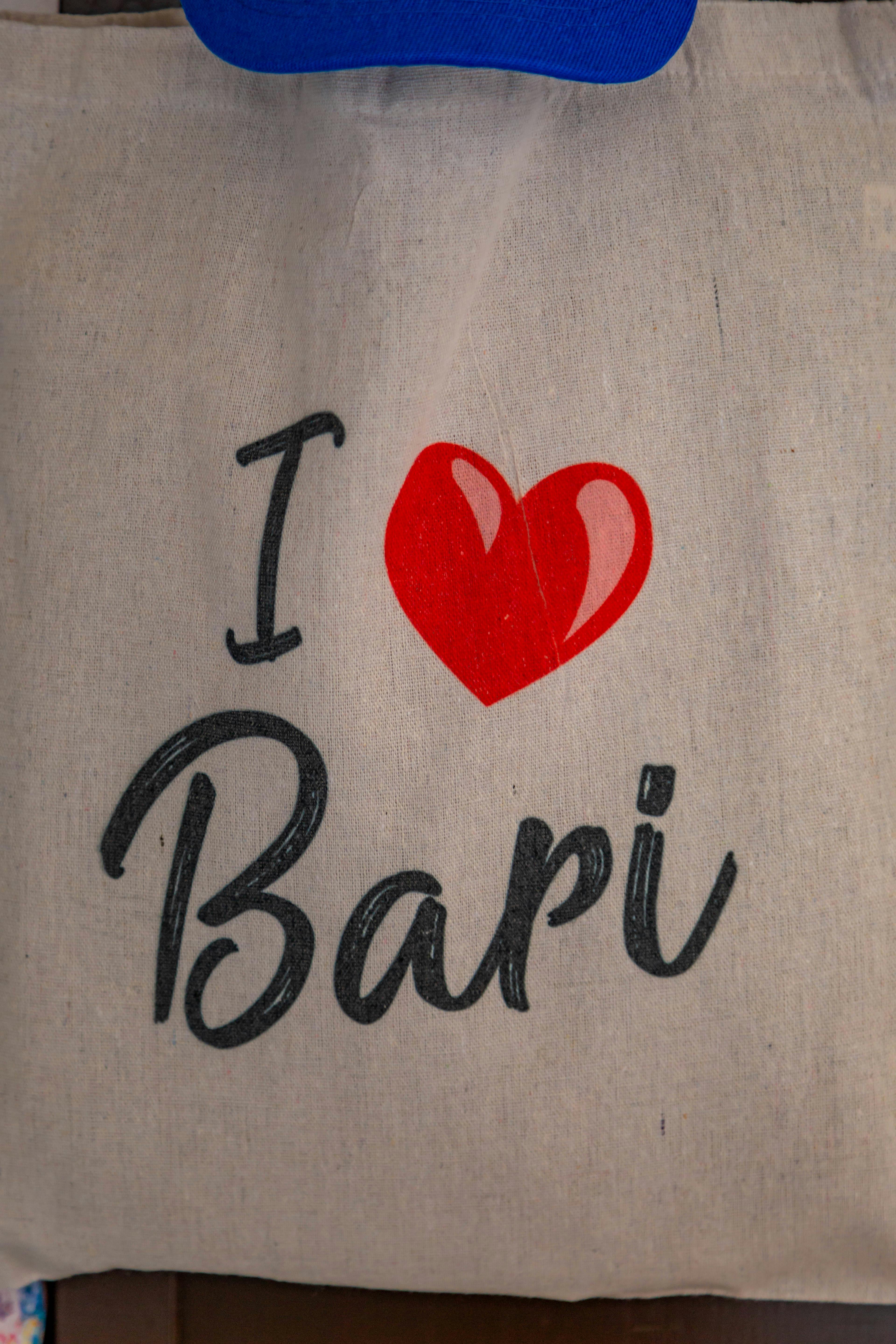 Miễn phí Chiếc túi tote xinh xắn "I Love Bari" làm quà lưu niệm từ vùng Puglia, Ý, hoàn hảo cho những người đam mê du lịch. Ảnh lưu trữ