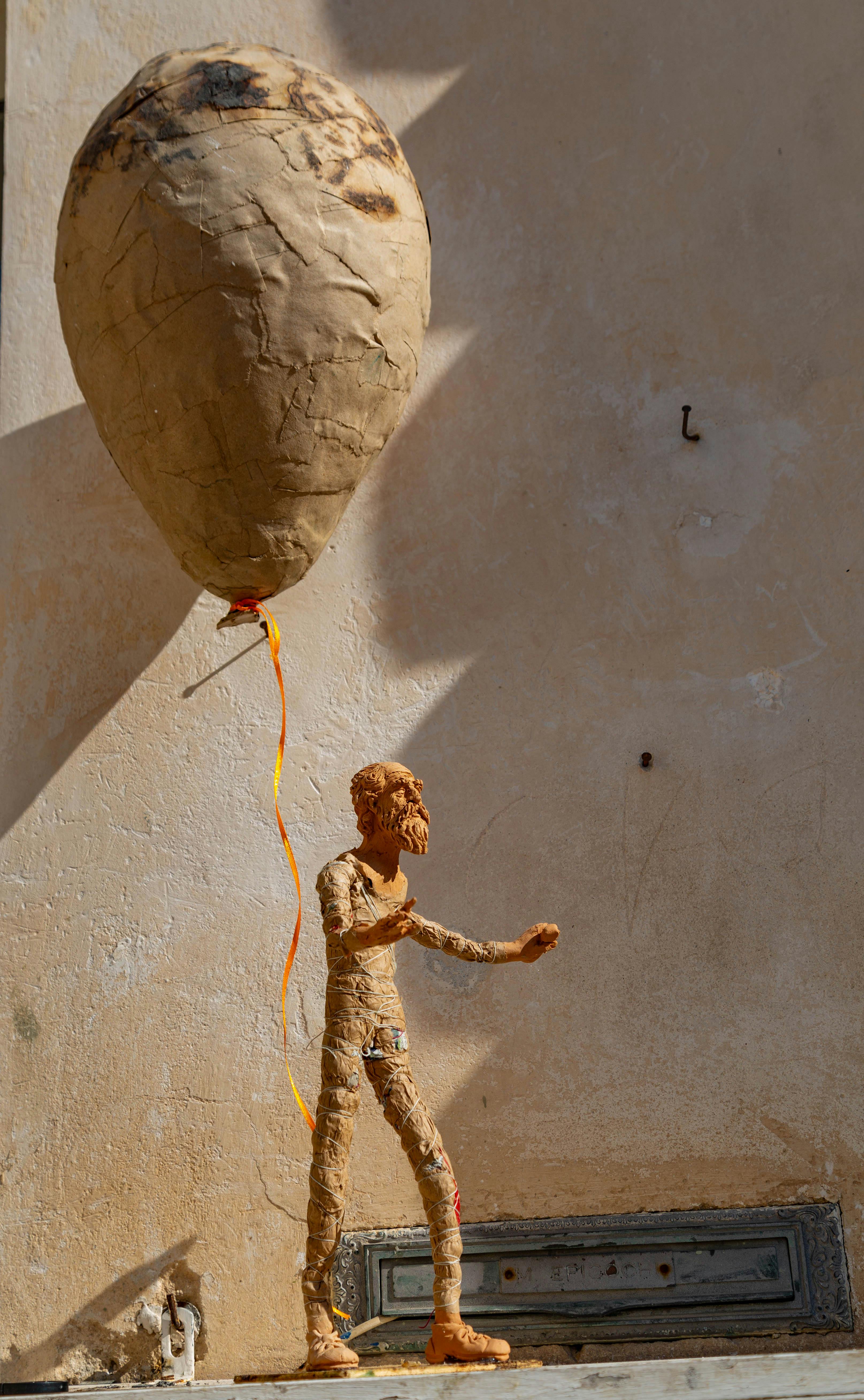 bezplatná Papírová hmota s velkým balónem vyfotografovaná u zdi v italském Bari, zdůrazňující texturu a umělecké zpracování. Základová fotografie