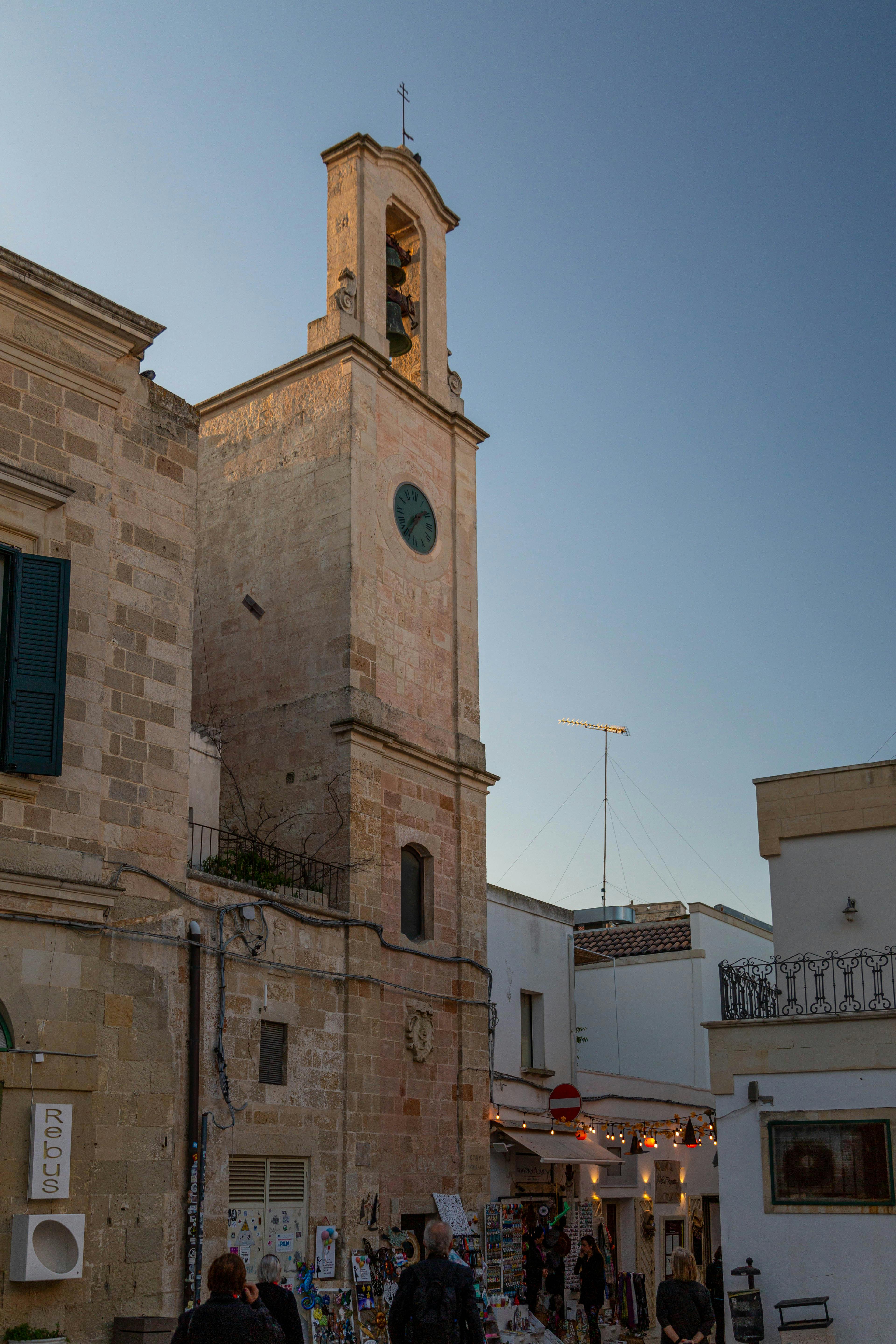 Kostnadsfria Ett vackert historiskt klocktorn i Bari, Apulien, Italien under skymningen som visar upp lokal arkitektur. Stock foto