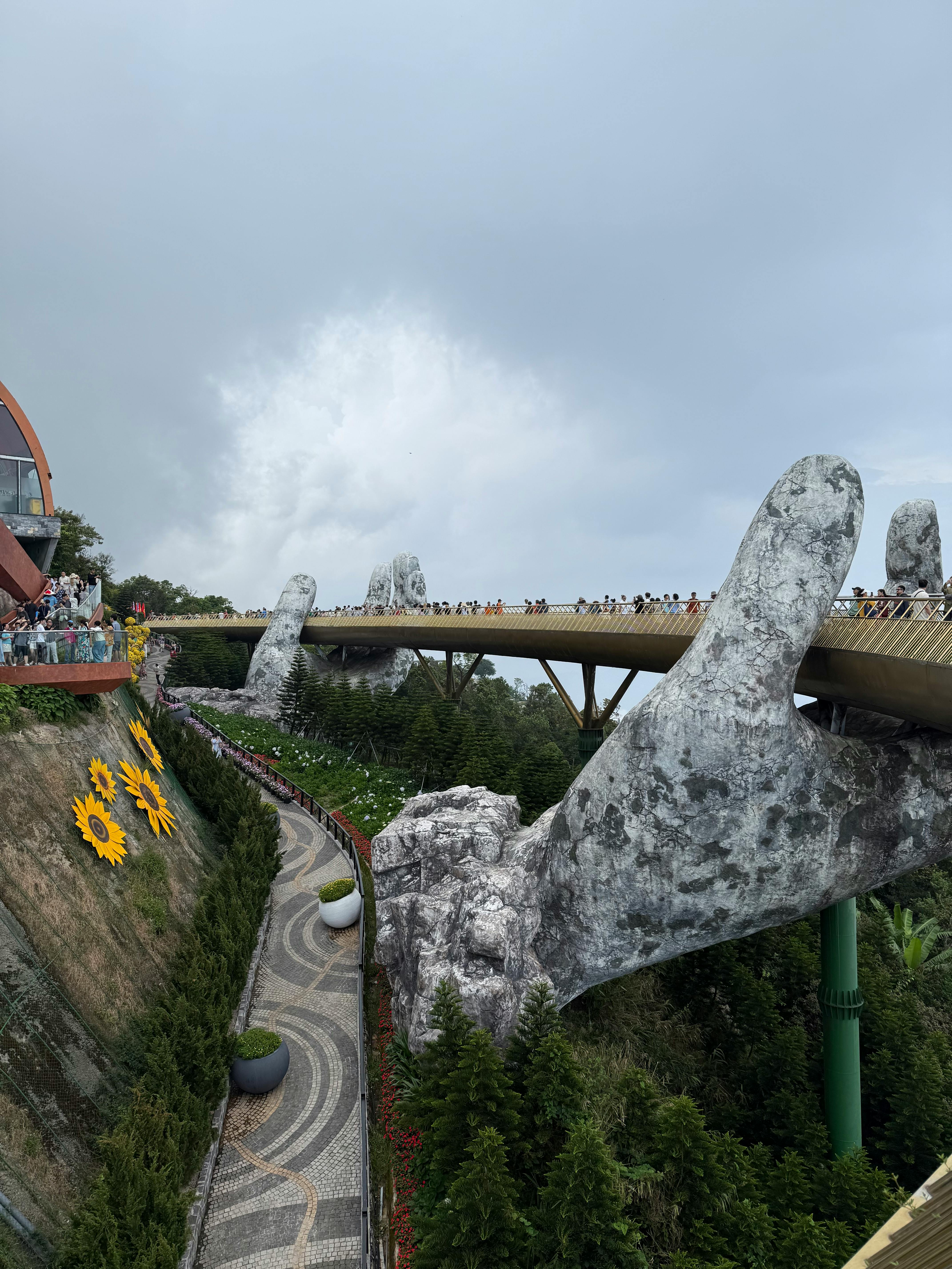 bezplatná Prozkoumejte Zlatý most v Da Nangu s obřími kamennými rukama nad bujnou zelení. Základová fotografie