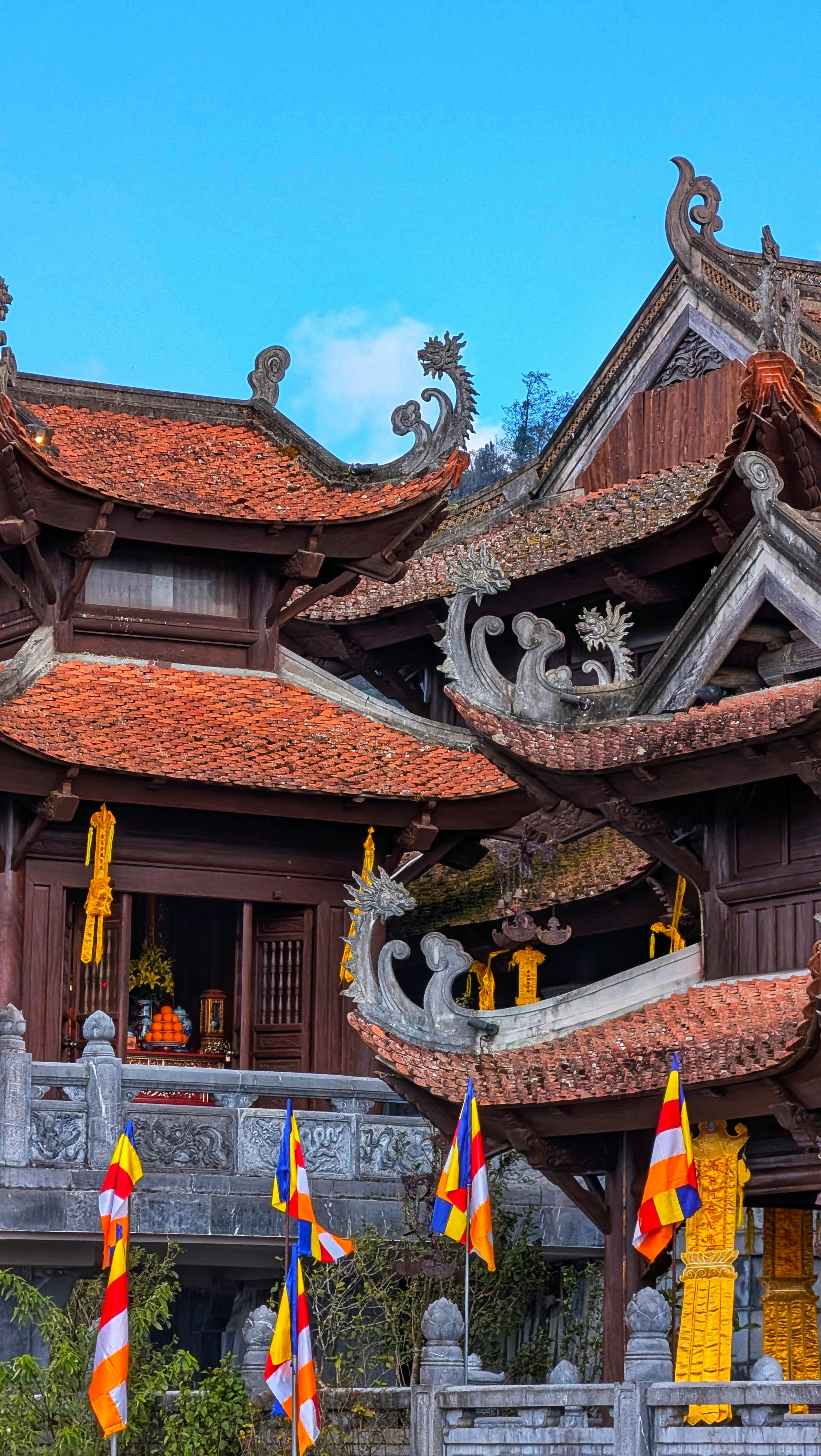 Bezpłatne Oszałamiający widok tradycyjnej wietnamskiej pagody ozdobionej kolorowymi flagami w Lào Cai w Wietnamie. Zdjęcie z galerii