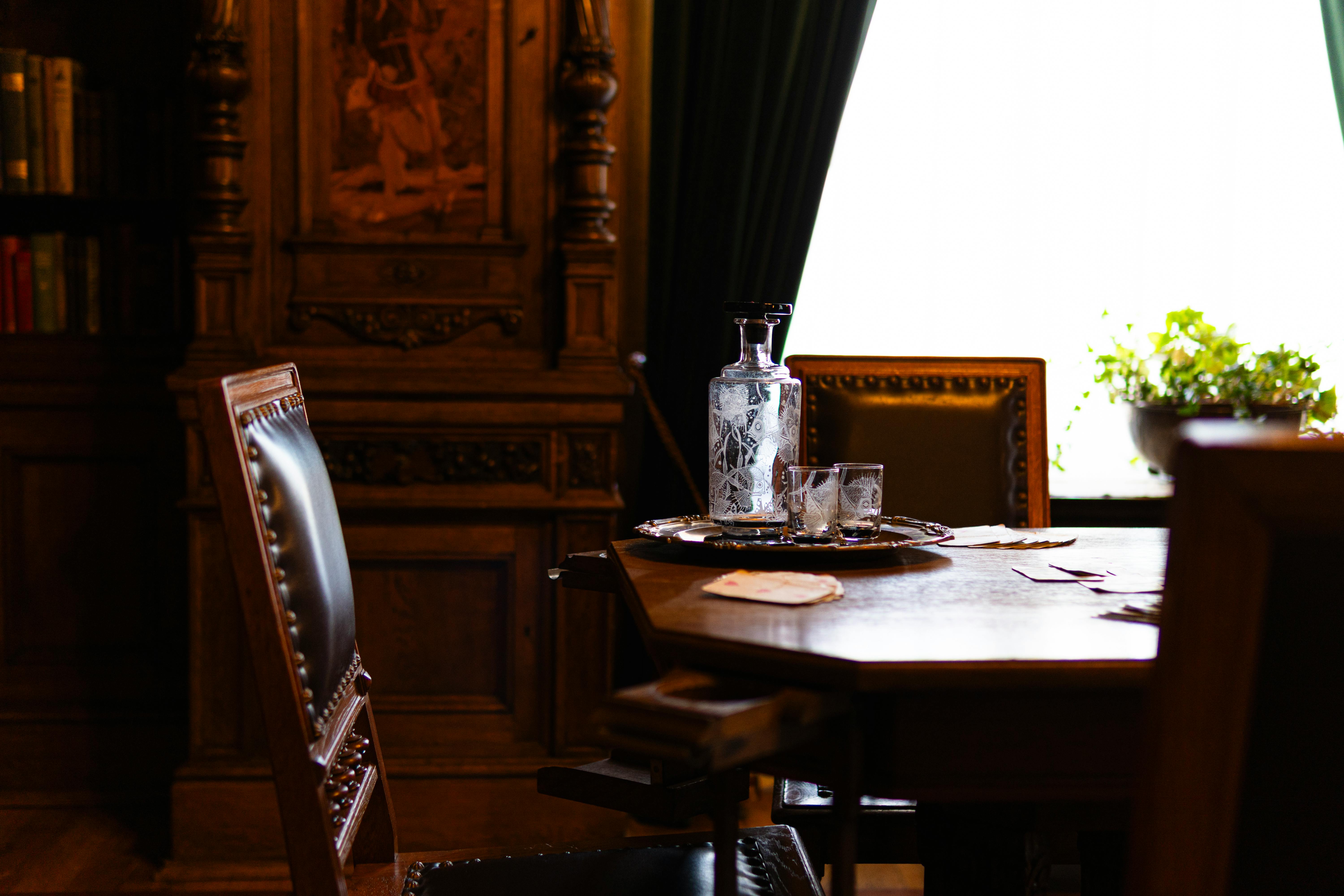 Miễn phí Một phòng ăn cổ điển được trang trí đẹp mắt với đồ nội thất bằng gỗ cổ điển và nội thất mang tính nghệ thuật. Ảnh lưu trữ