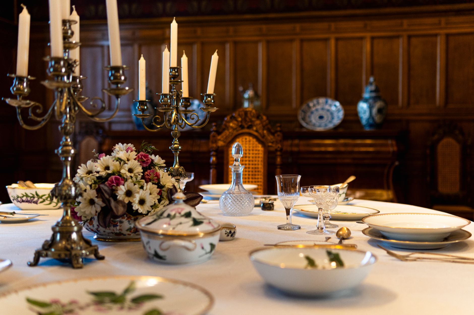Luxurious dining setting in a historic Łódź palace featuring ornate cutlery and classic decor.