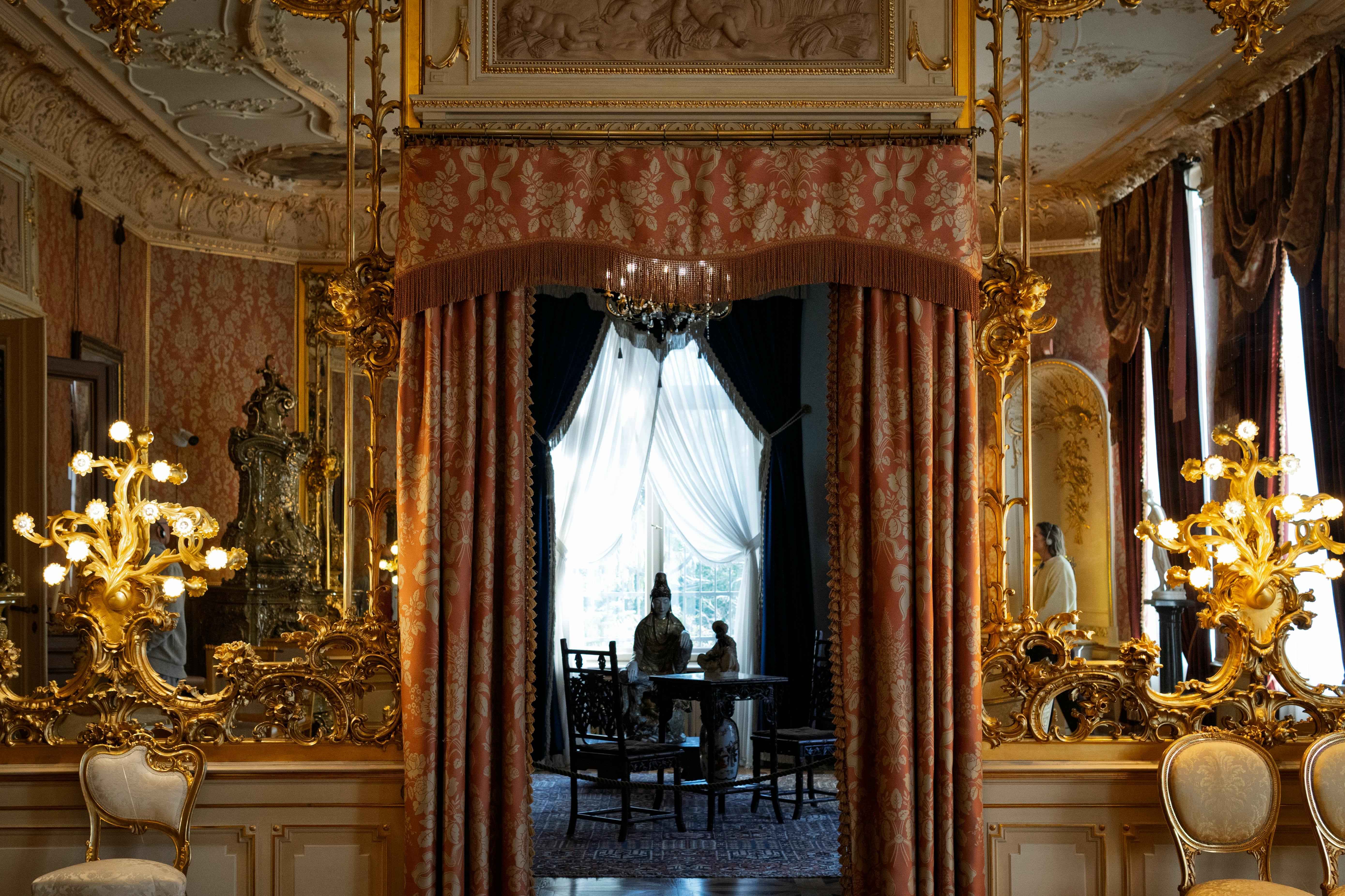 bezplatná Podmanivá zlatá výzdoba a lustry v luxusním palácovém pokoji v polské Lodži. Základová fotografie