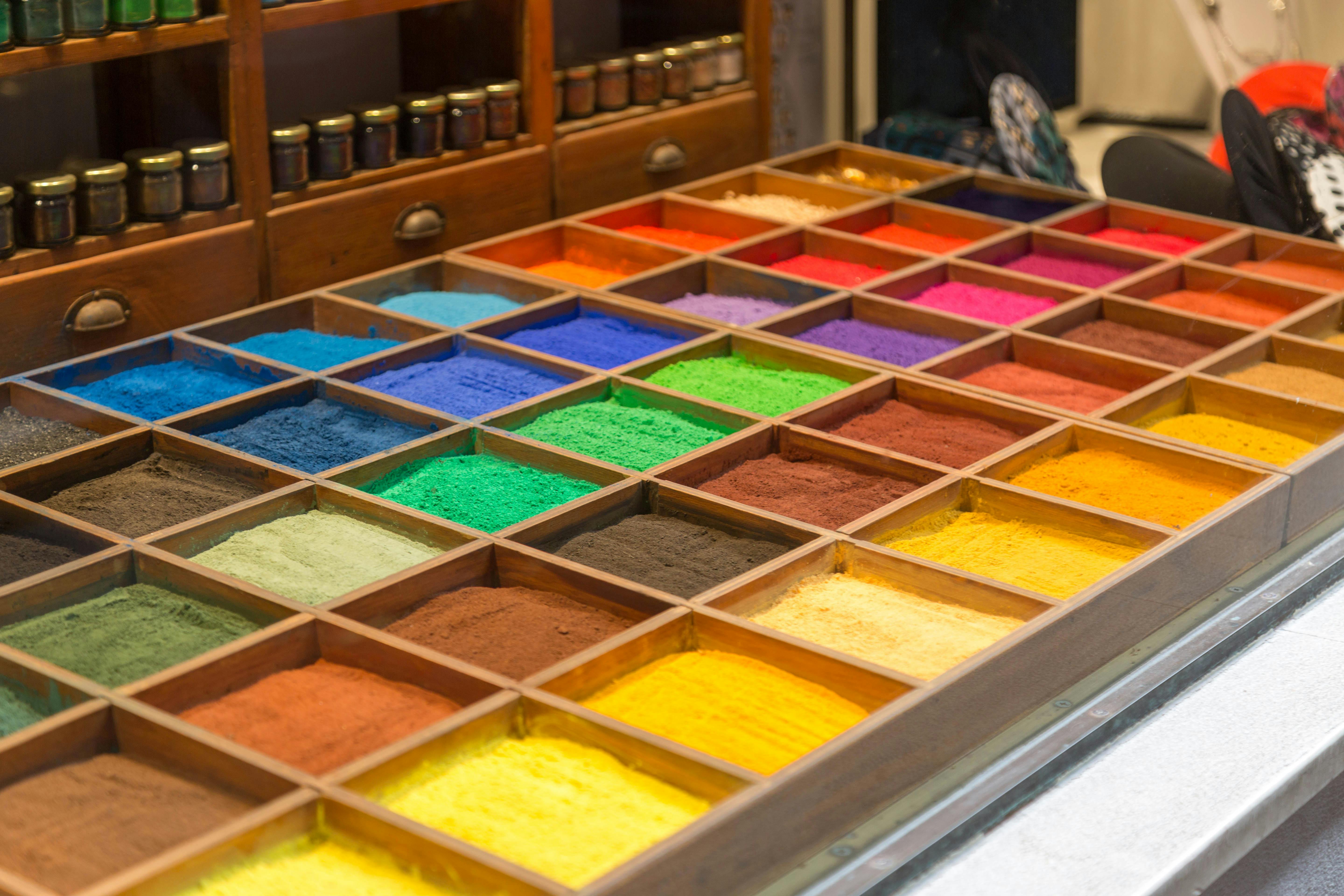 bezplatná Řada zářivých práškových koření v dřevěných krabičkách, které uvnitř vystavují rozmanité barvy. Základová fotografie