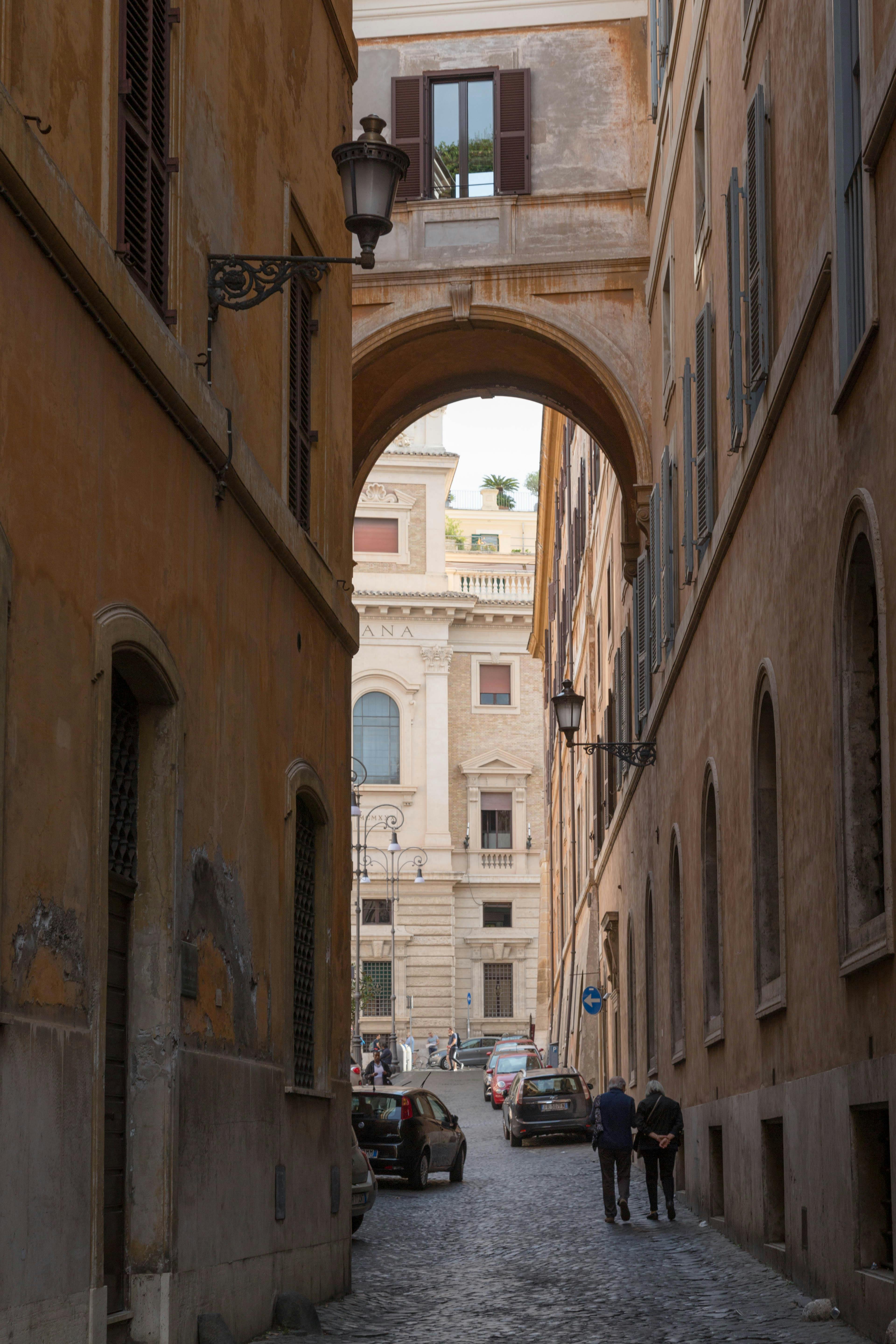 Miễn phí Khám phá một con hẻm La Mã cổ điển với những con đường lát đá cuội và những mái vòm, nơi lý tưởng để tìm cảm hứng cho chuyến du lịch. Ảnh lưu trữ