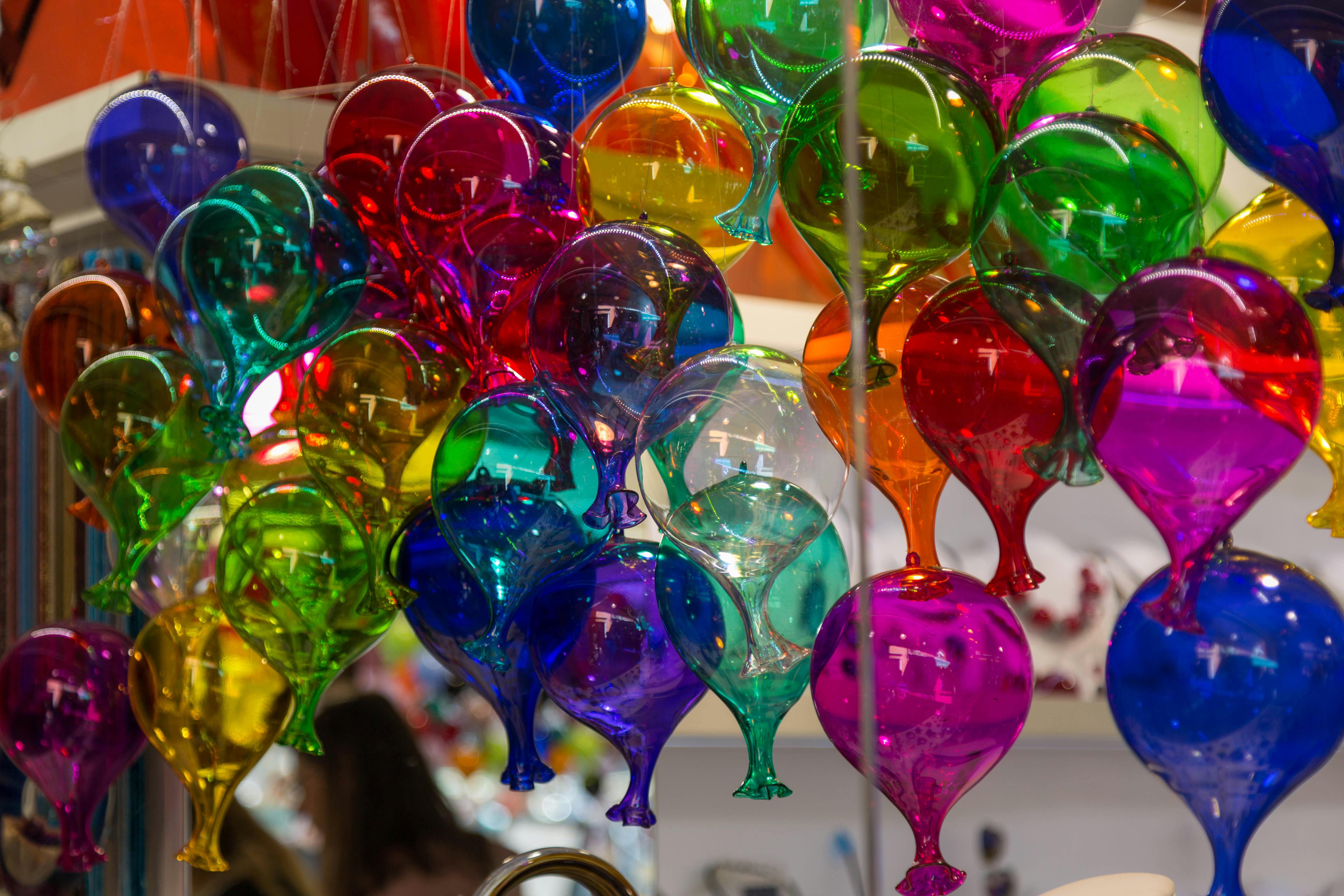 Bezpłatne Kolorowe szklane balony tworzą żywą aranżację w dekoracyjnym wnętrzu sklepu. Zdjęcie z galerii