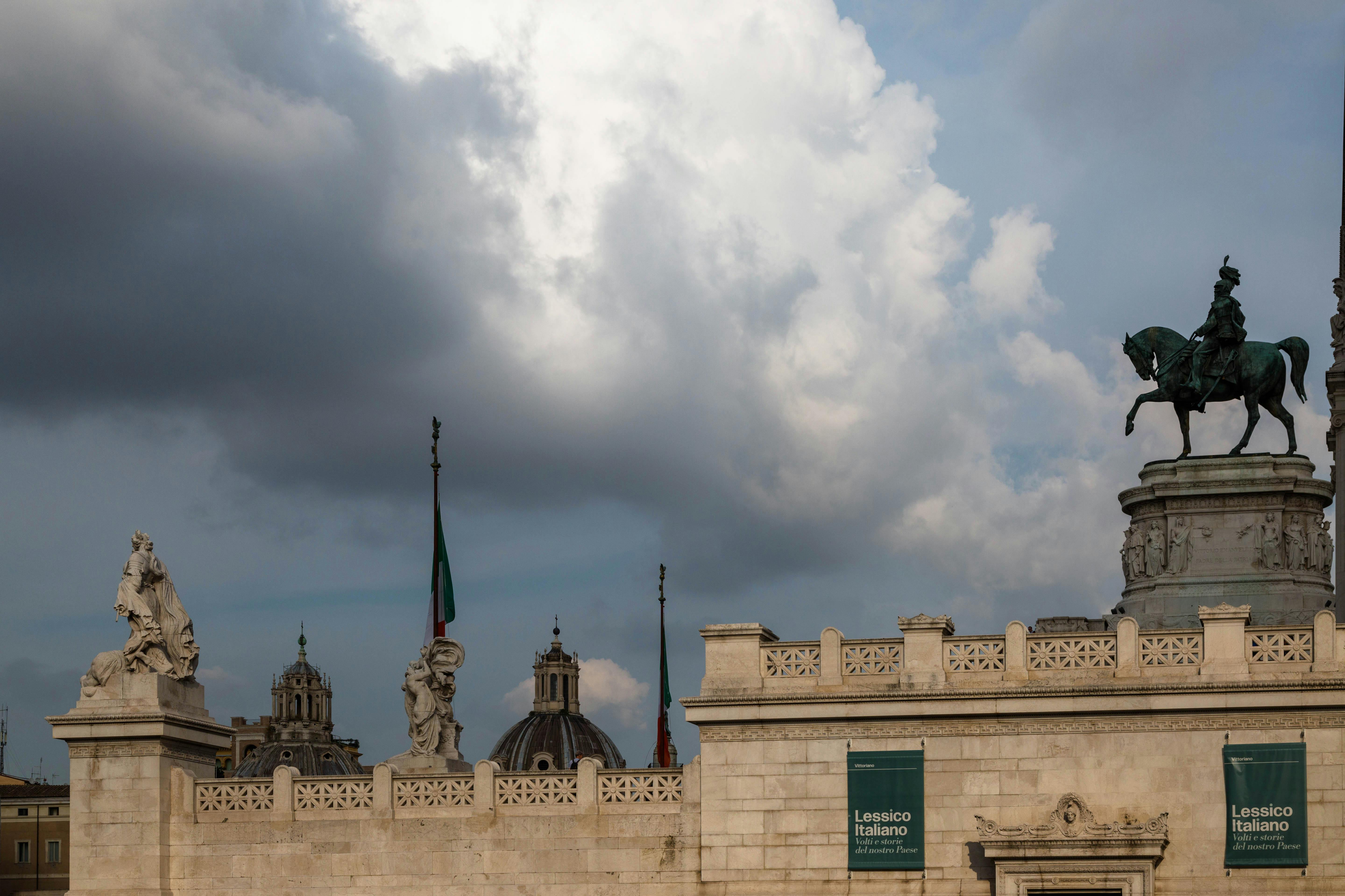 Miễn phí Tượng cưỡi ngựa và kiến ​​trúc lịch sử dưới bầu trời nhiều mây đầy kịch tính ở Rome. Ảnh lưu trữ